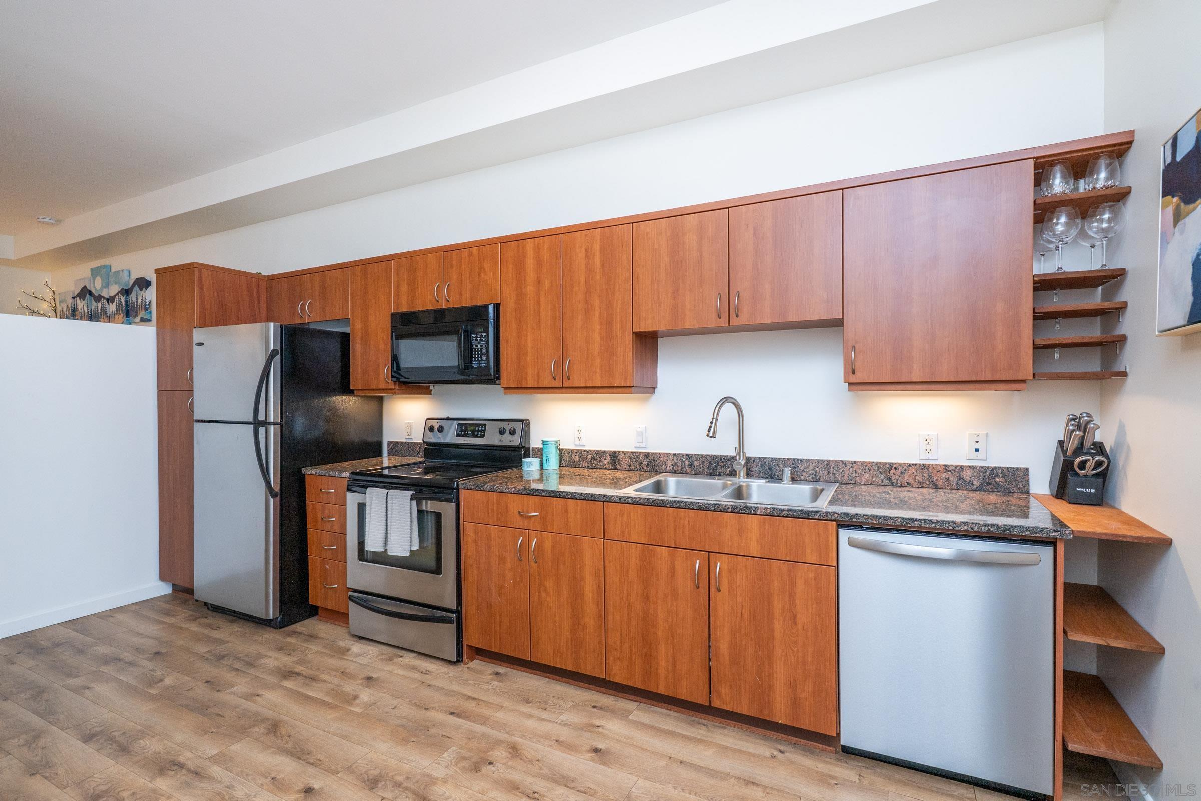 Detail Gallery Image 5 of 38 For 889 Date St  214, San Diego,  CA 92101 - 1 Beds | 1 Baths