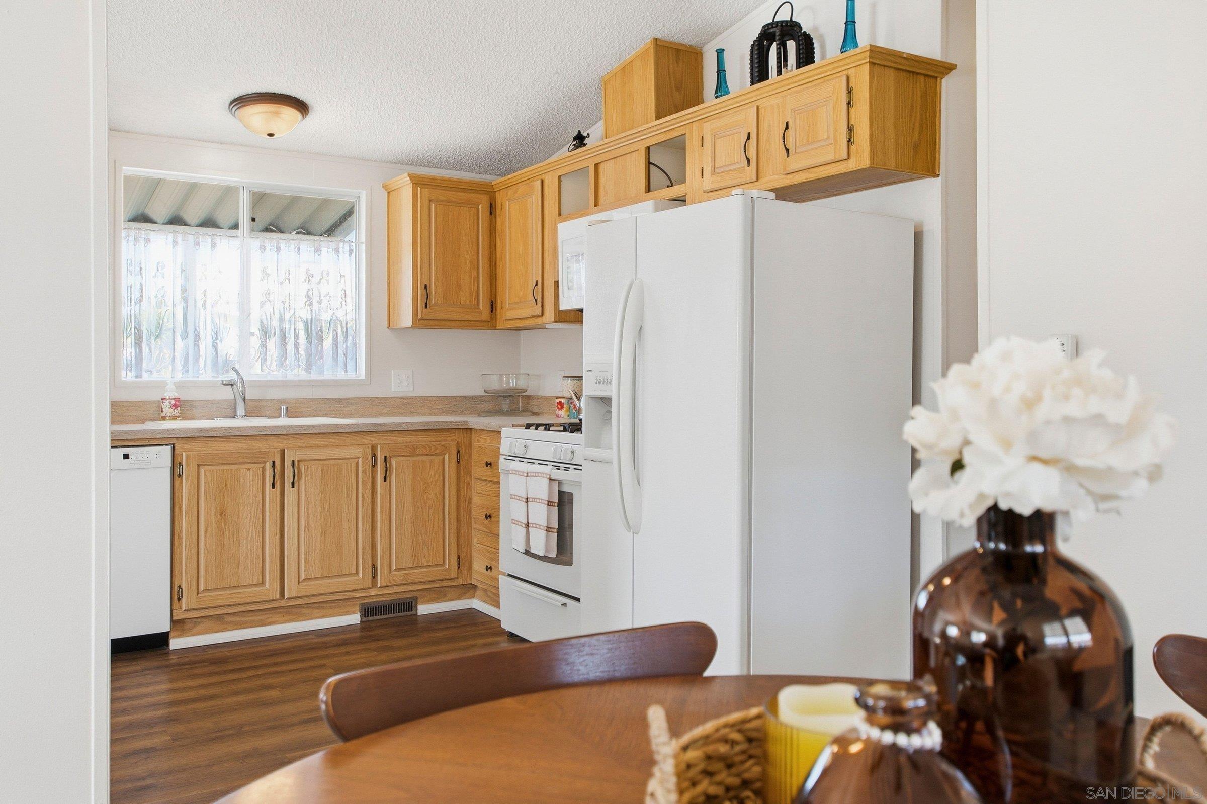 Detail Gallery Image 12 of 28 For 6460  Convoy Ct.  #46,  San Diego,  CA 92117 - 2 Beds | 2 Baths