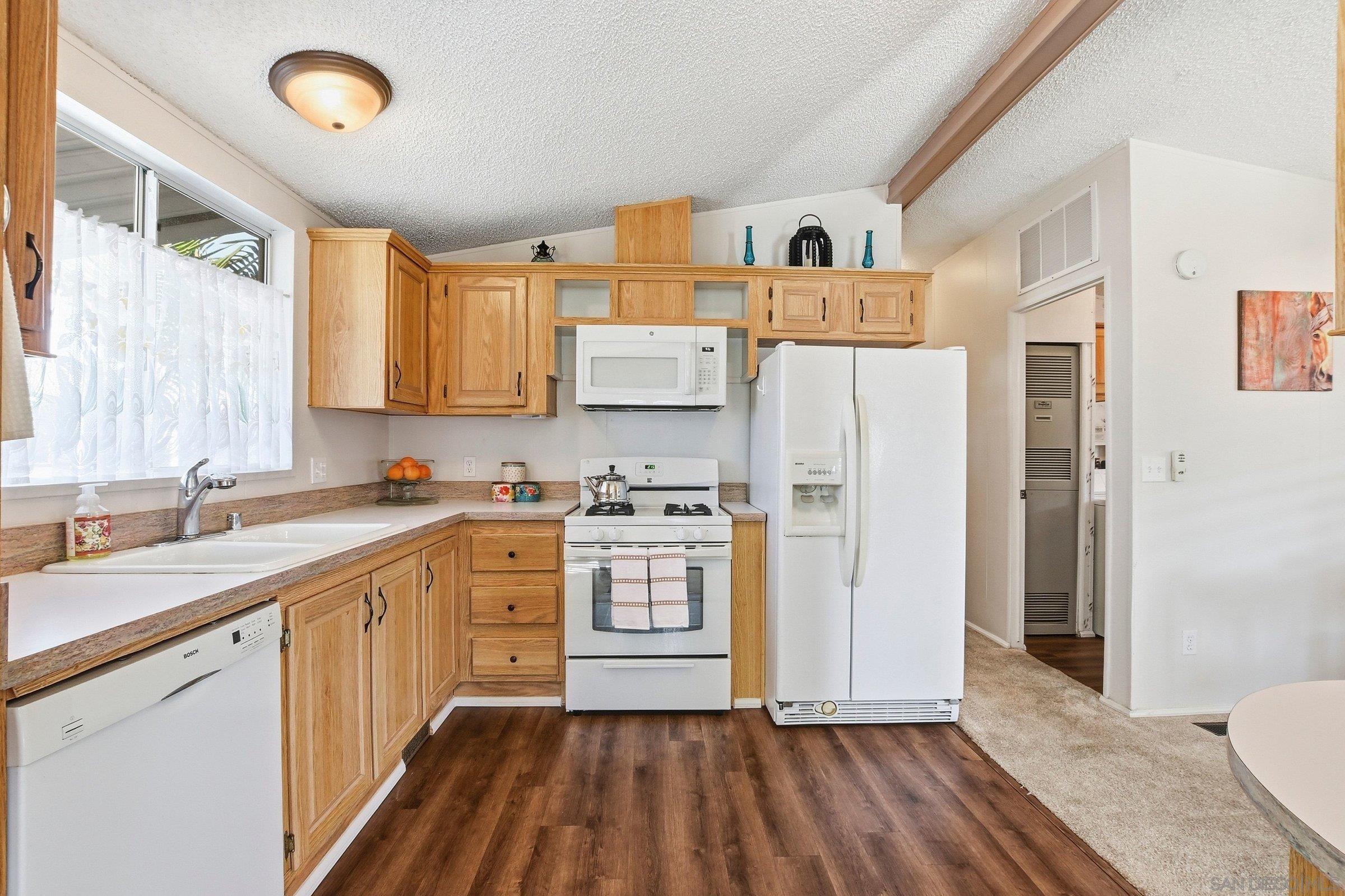 Detail Gallery Image 13 of 28 For 6460  Convoy Ct.  #46,  San Diego,  CA 92117 - 2 Beds | 2 Baths