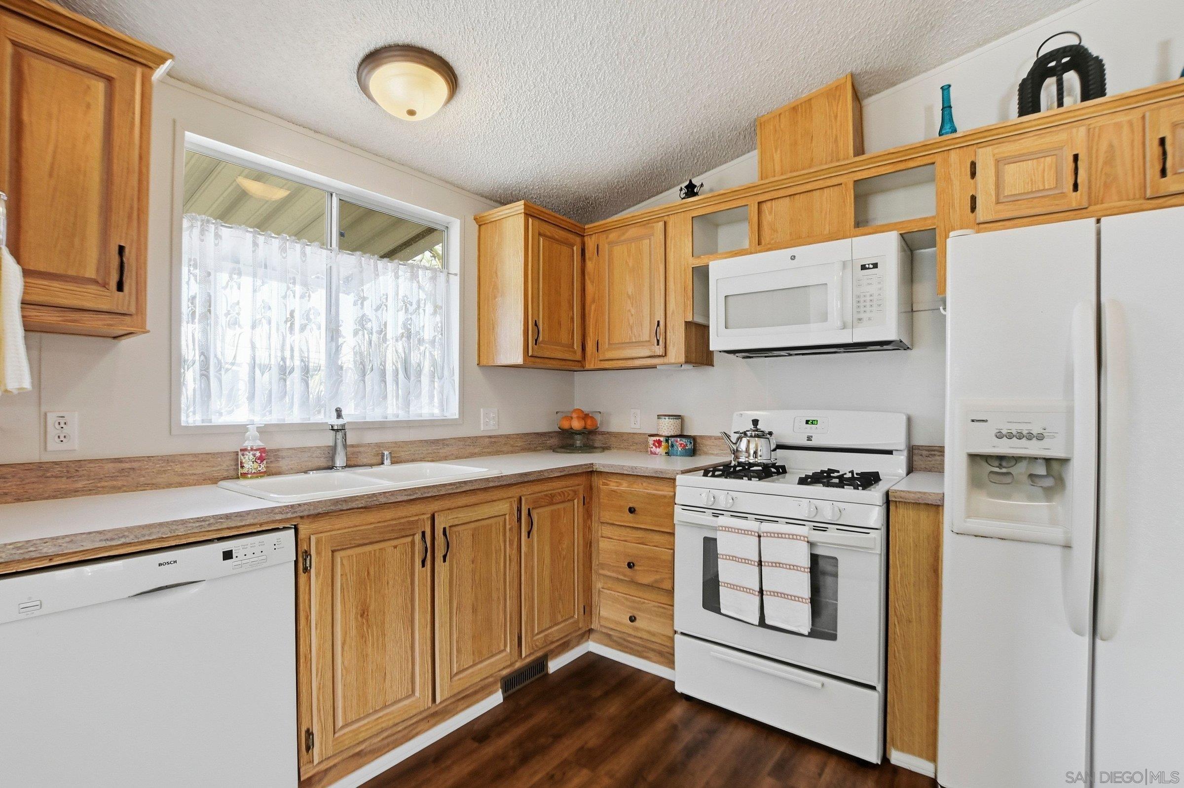 Detail Gallery Image 15 of 28 For 6460  Convoy Ct.  #46,  San Diego,  CA 92117 - 2 Beds | 2 Baths