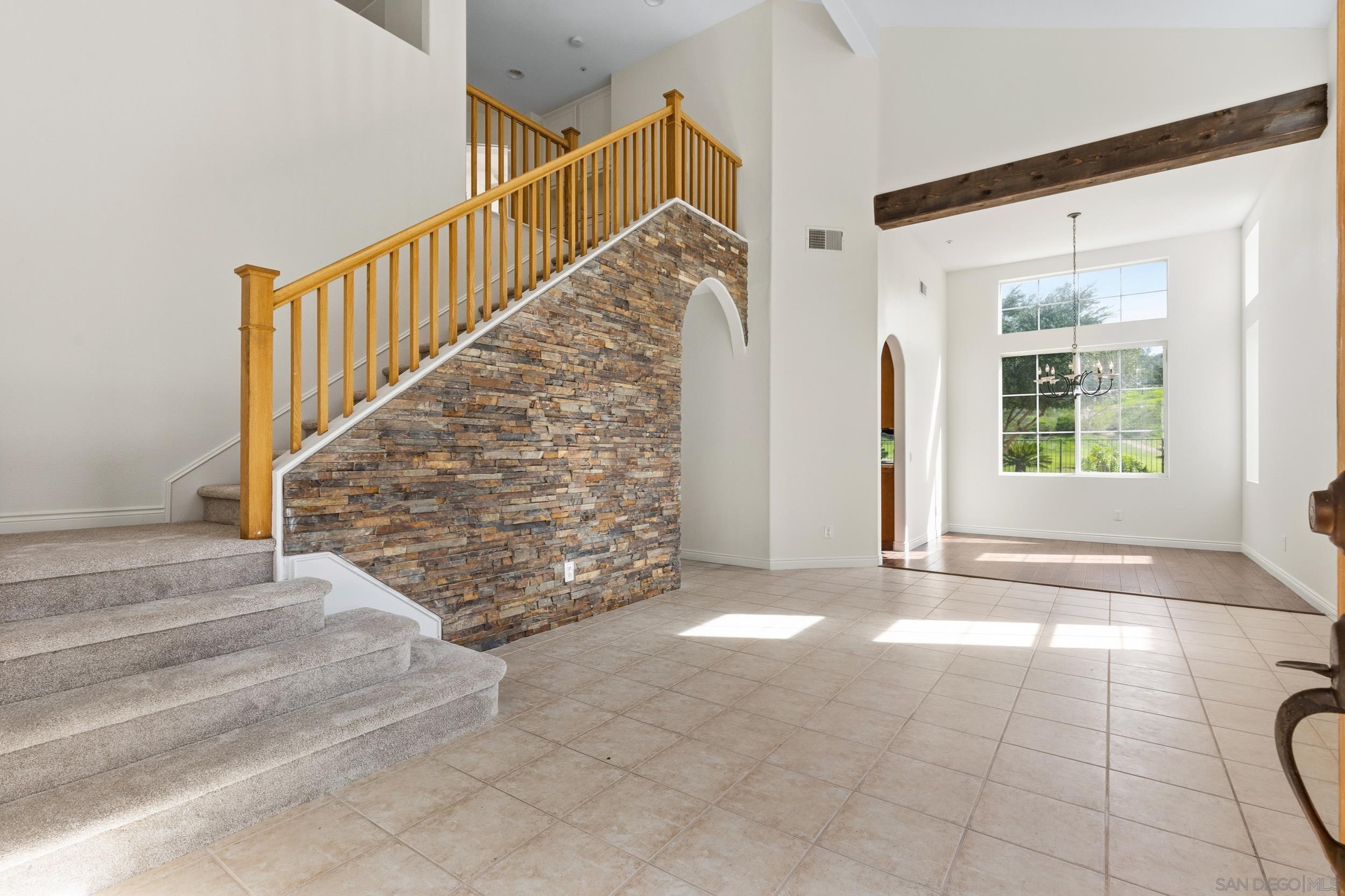 Detail Gallery Image 2 of 30 For 3133  Amberwood Ln, Escondido,  CA 92027 - 3 Beds | 3 Baths