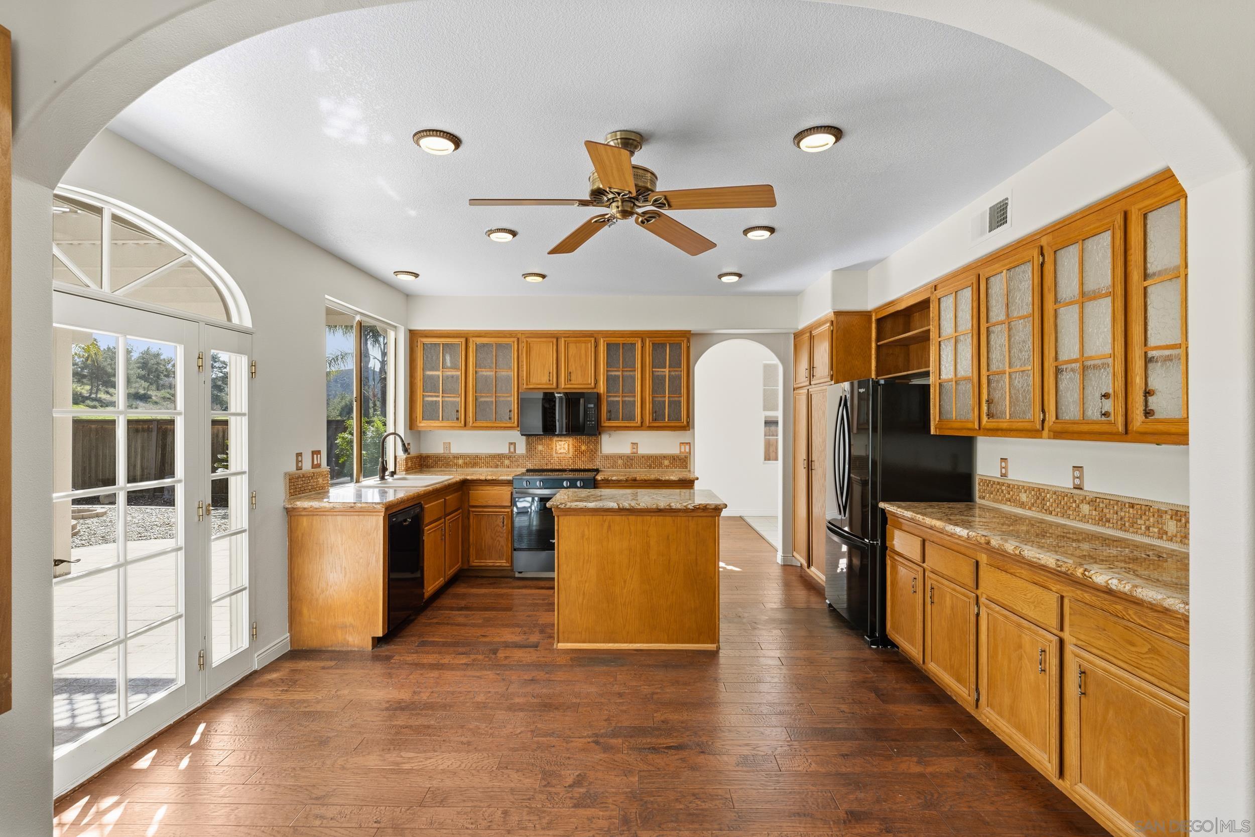 Detail Gallery Image 11 of 30 For 3133  Amberwood Ln, Escondido,  CA 92027 - 3 Beds | 3 Baths