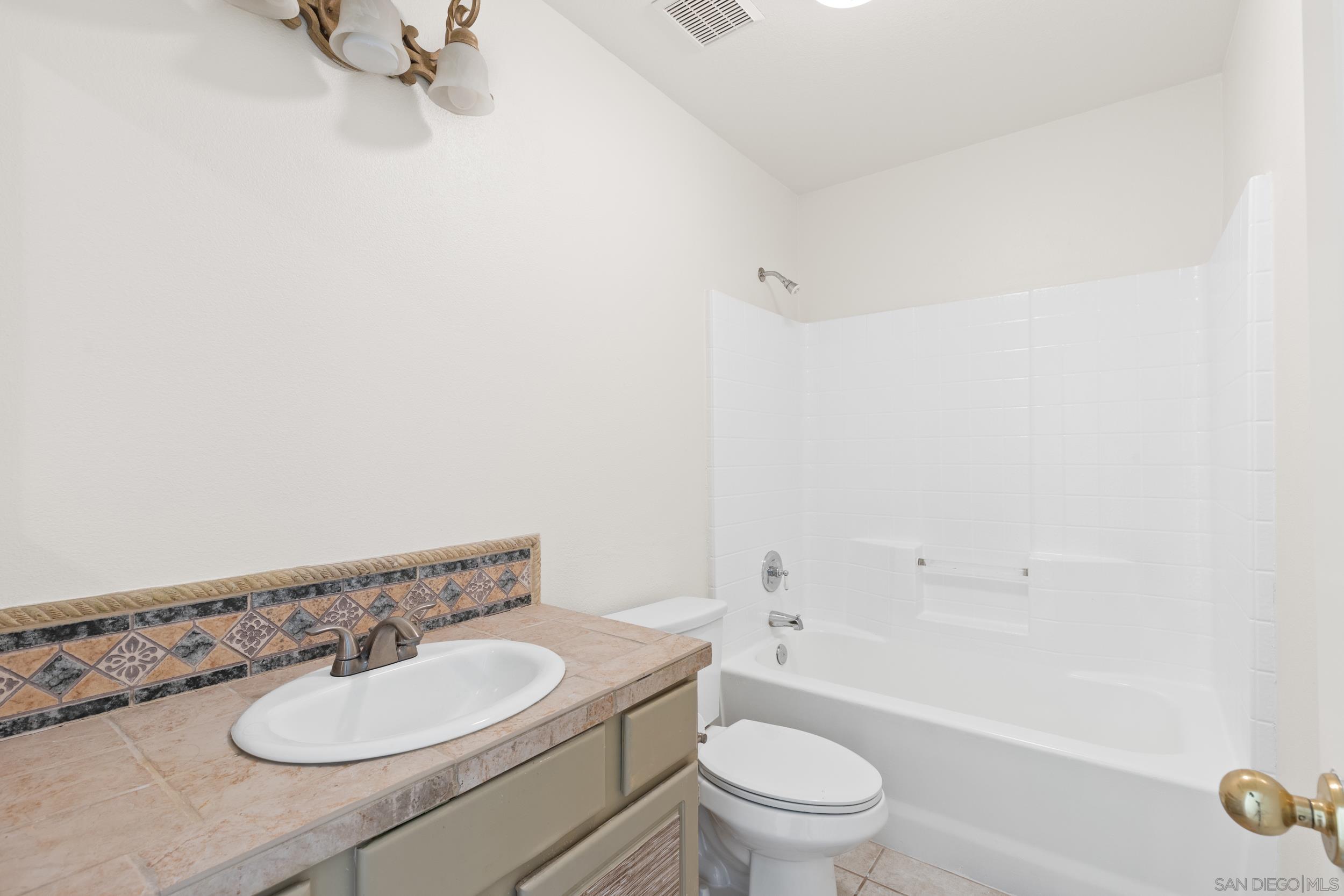 Detail Gallery Image 13 of 30 For 3133  Amberwood Ln, Escondido,  CA 92027 - 3 Beds | 3 Baths