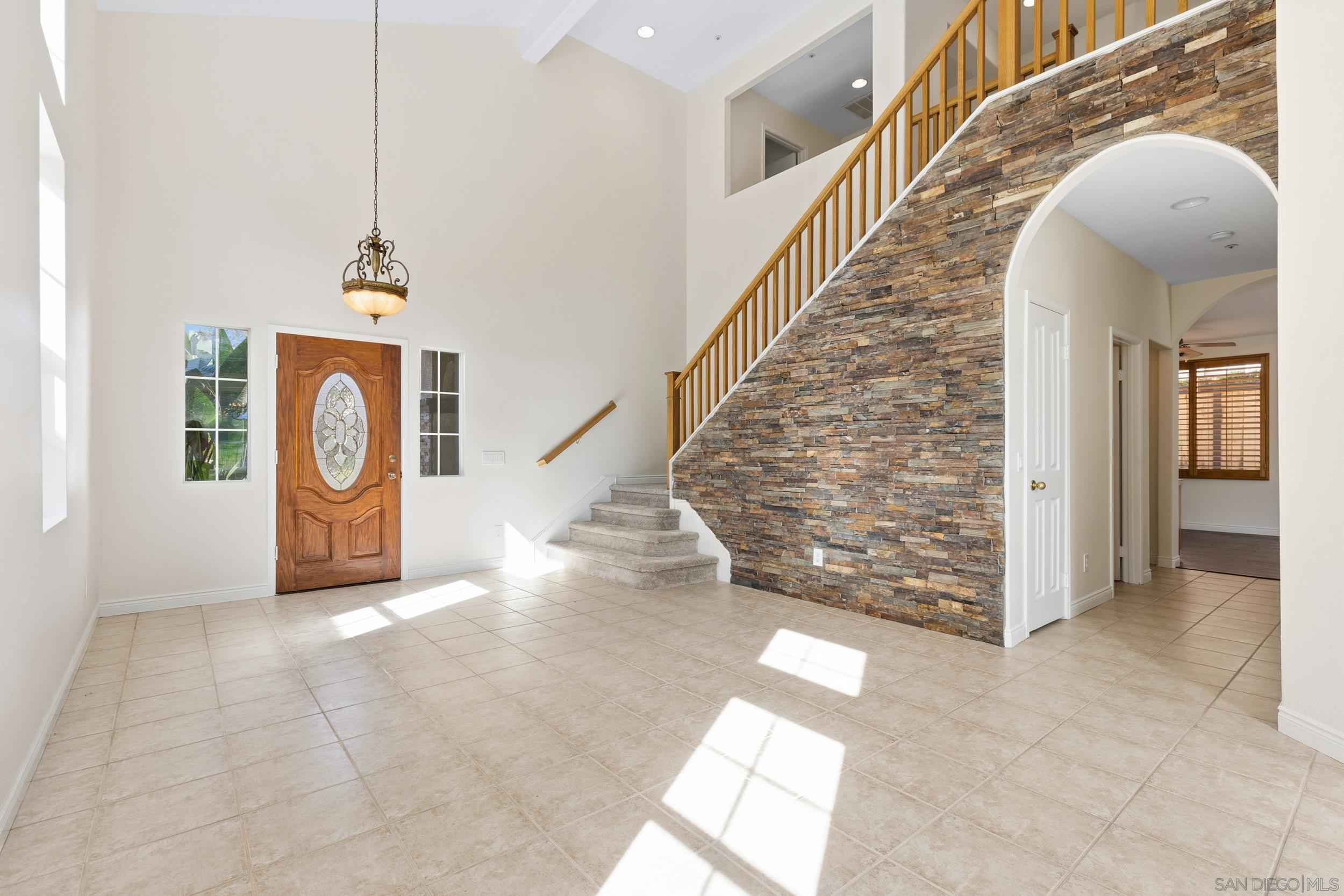 Detail Gallery Image 3 of 30 For 3133  Amberwood Ln, Escondido,  CA 92027 - 3 Beds | 3 Baths