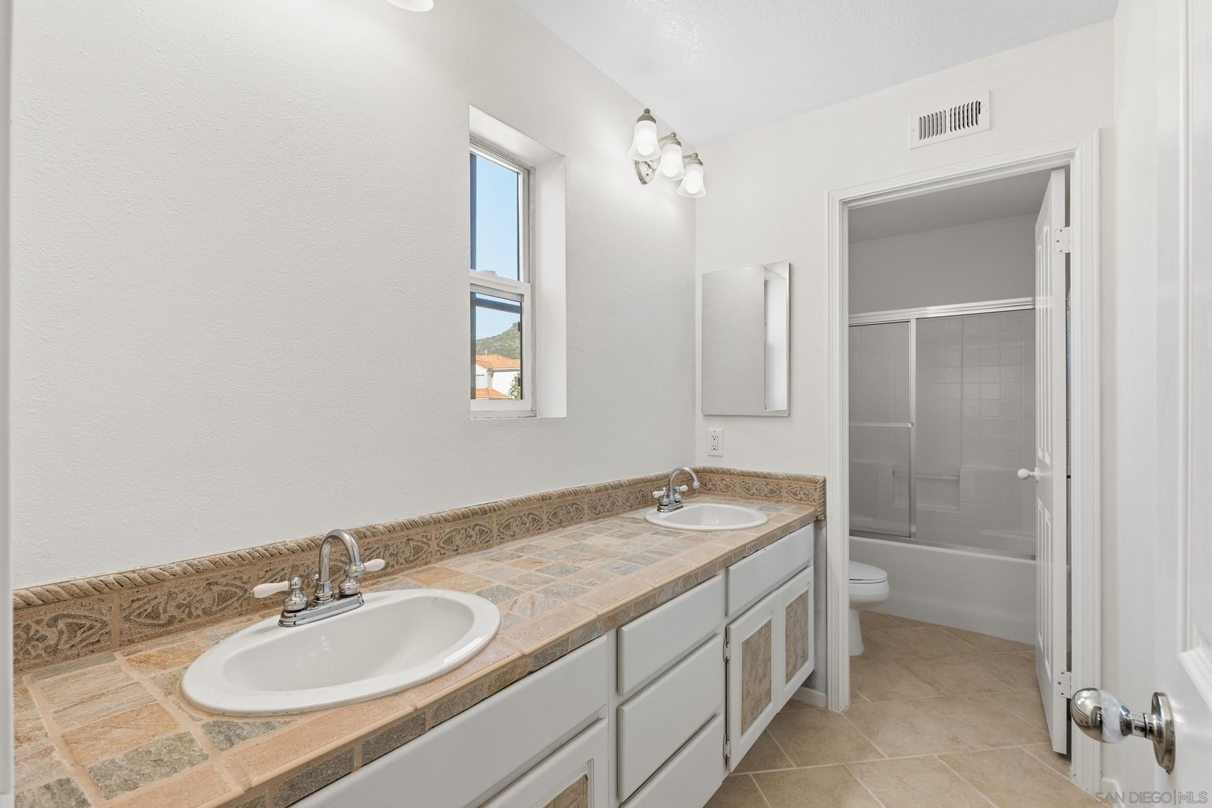 Detail Gallery Image 24 of 30 For 3133  Amberwood Ln, Escondido,  CA 92027 - 3 Beds | 3 Baths