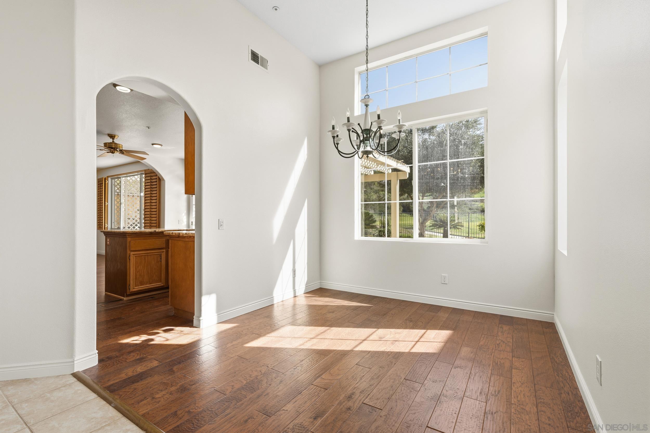 Detail Gallery Image 4 of 30 For 3133  Amberwood Ln, Escondido,  CA 92027 - 3 Beds | 3 Baths