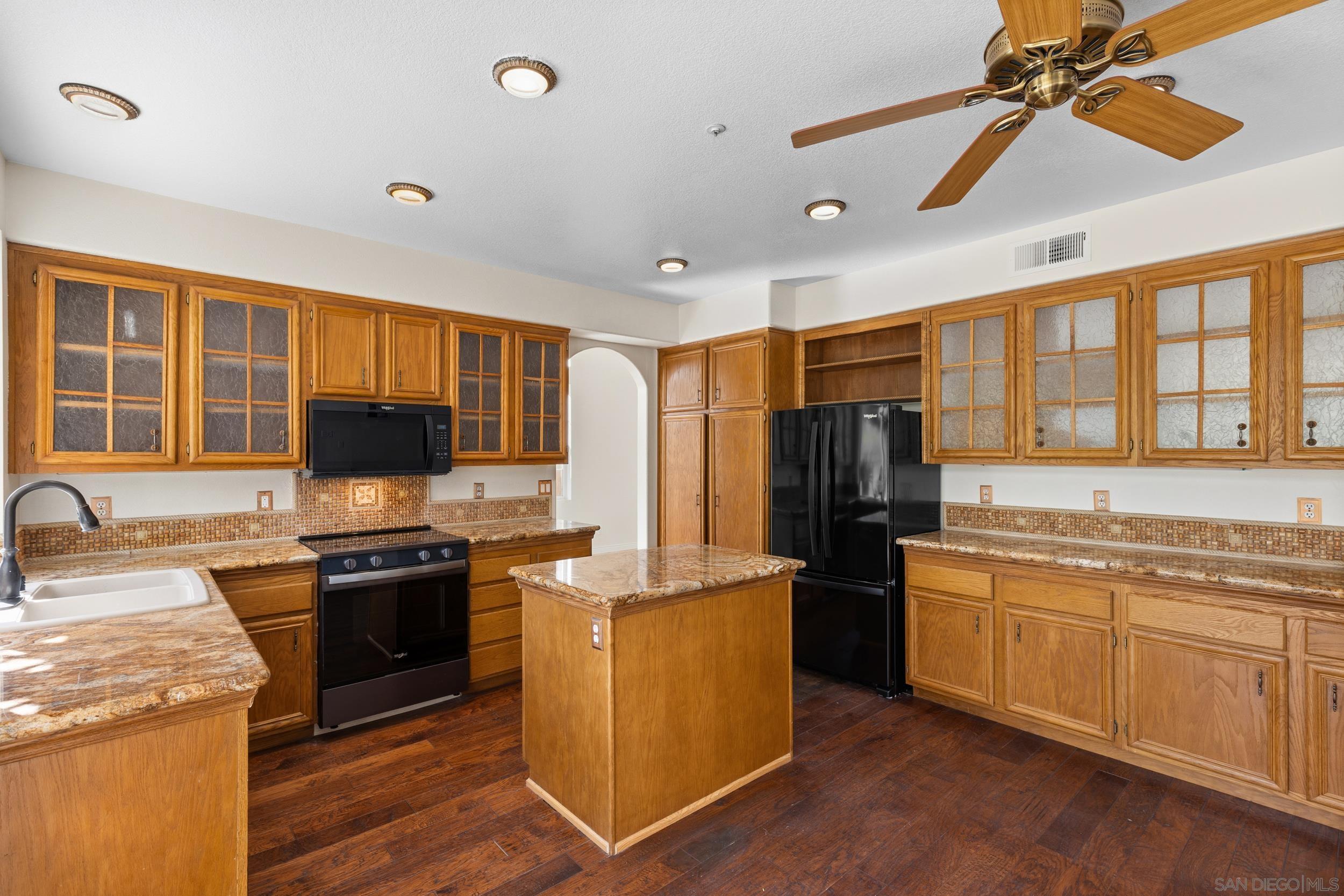 Detail Gallery Image 5 of 30 For 3133  Amberwood Ln, Escondido,  CA 92027 - 3 Beds | 3 Baths