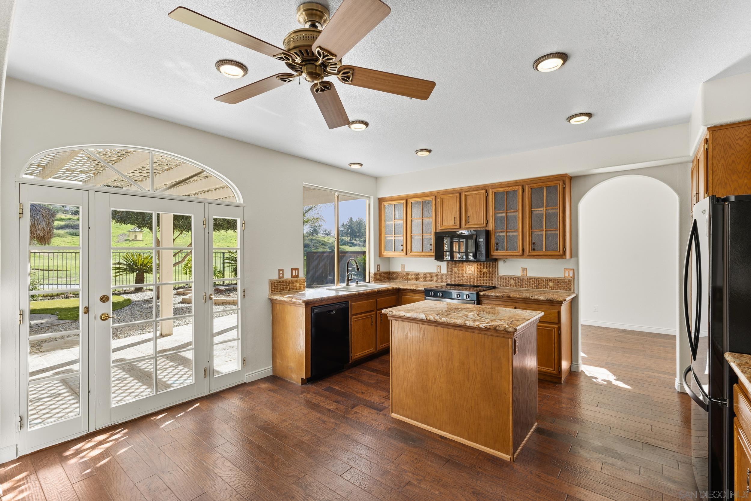 Detail Gallery Image 6 of 30 For 3133  Amberwood Ln, Escondido,  CA 92027 - 3 Beds | 3 Baths