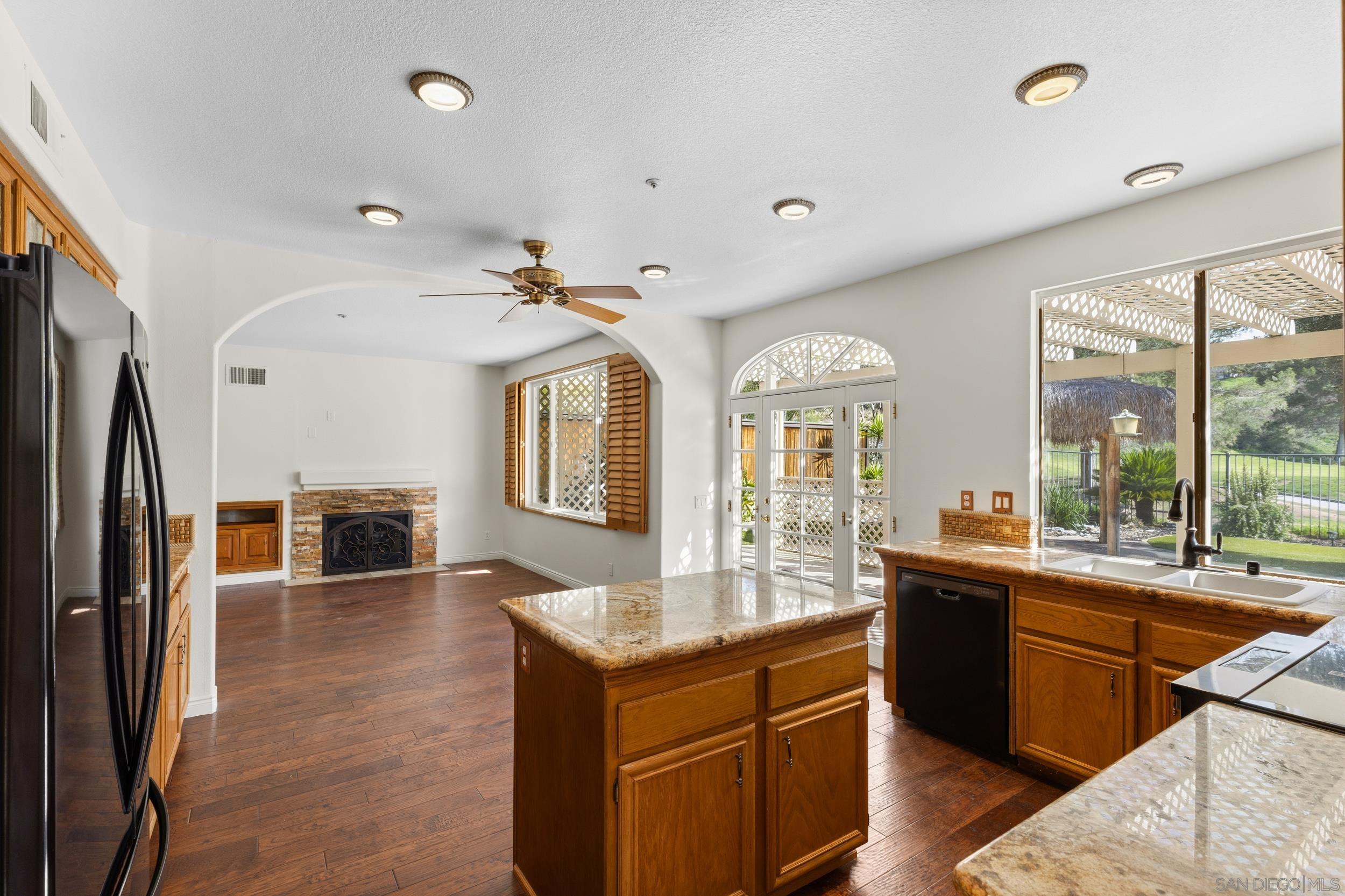 Detail Gallery Image 7 of 30 For 3133  Amberwood Ln, Escondido,  CA 92027 - 3 Beds | 3 Baths