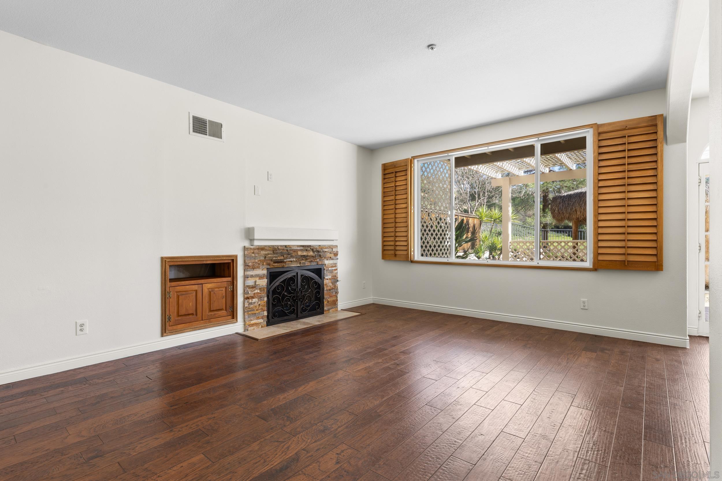 Detail Gallery Image 10 of 30 For 3133  Amberwood Ln, Escondido,  CA 92027 - 3 Beds | 3 Baths