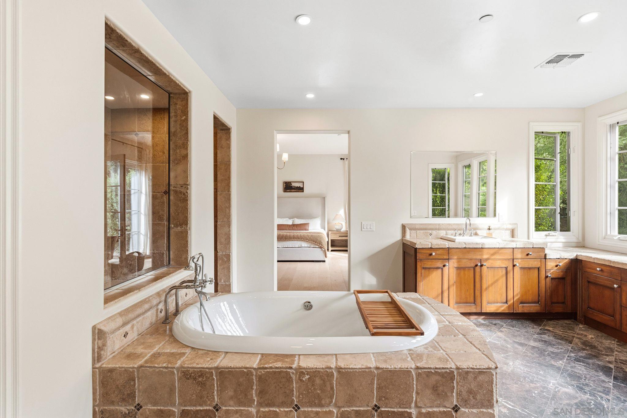 Detail Gallery Image 19 of 33 For 8308  Top O the Morning Way, San Diego,  CA 92127 - 5 Beds | 5/1 Baths