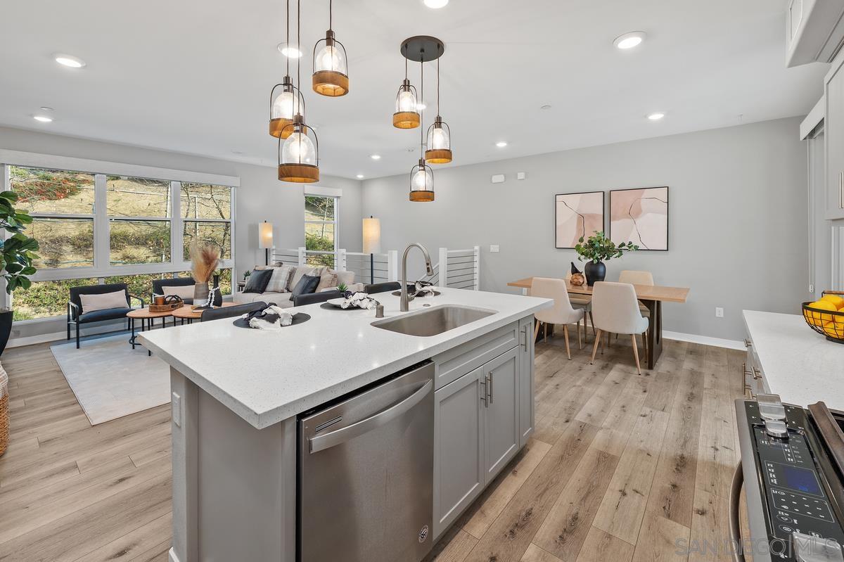 Detail Gallery Image 2 of 20 For 2900  via Alta Pl, San Diego,  CA 92108 - 3 Beds | 3 Baths