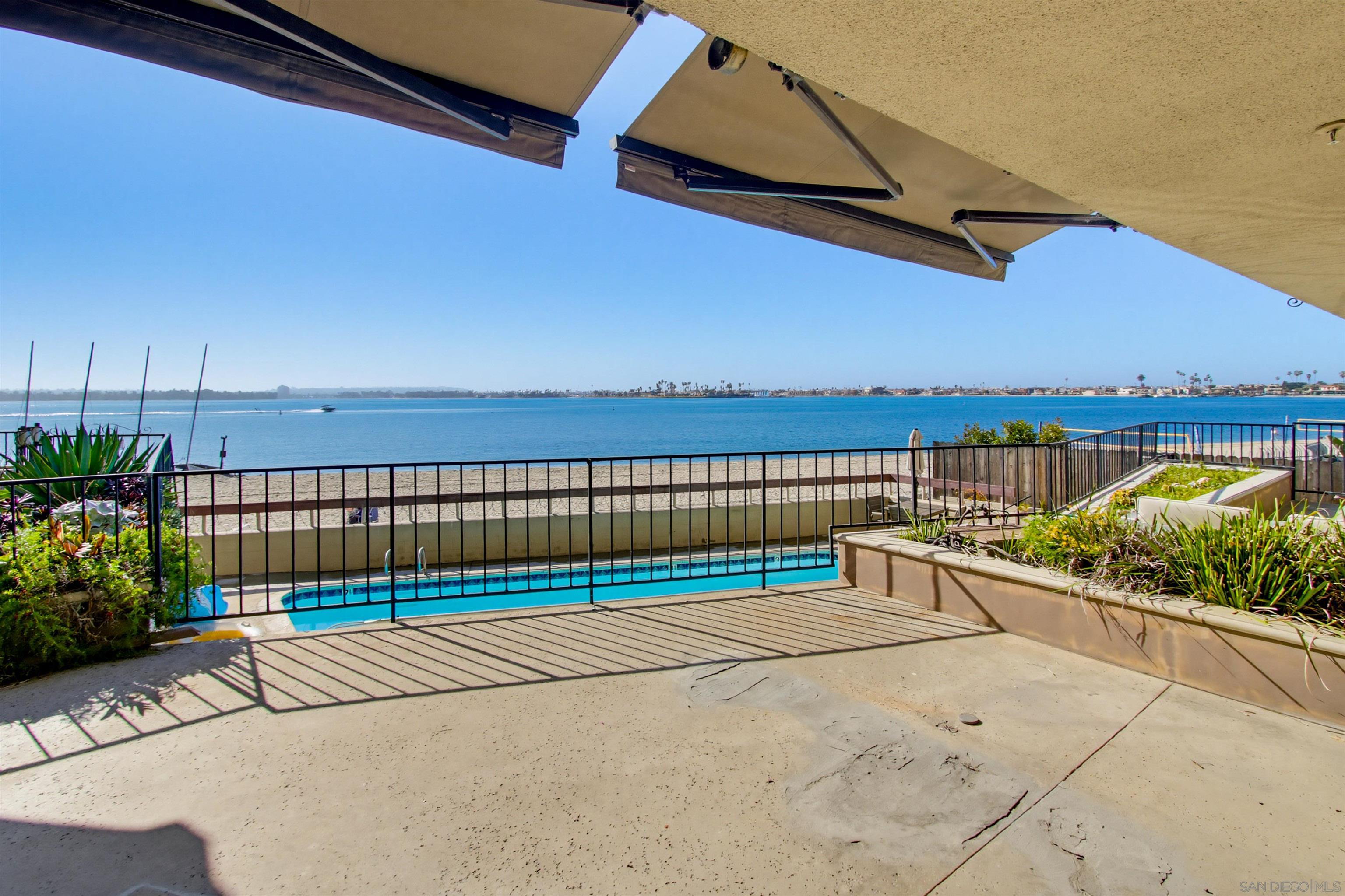 Detail Gallery Image 3 of 32 For 1235  Parker Pl  1f,  San Diego,  CA 92109 - 2 Beds | 2 Baths