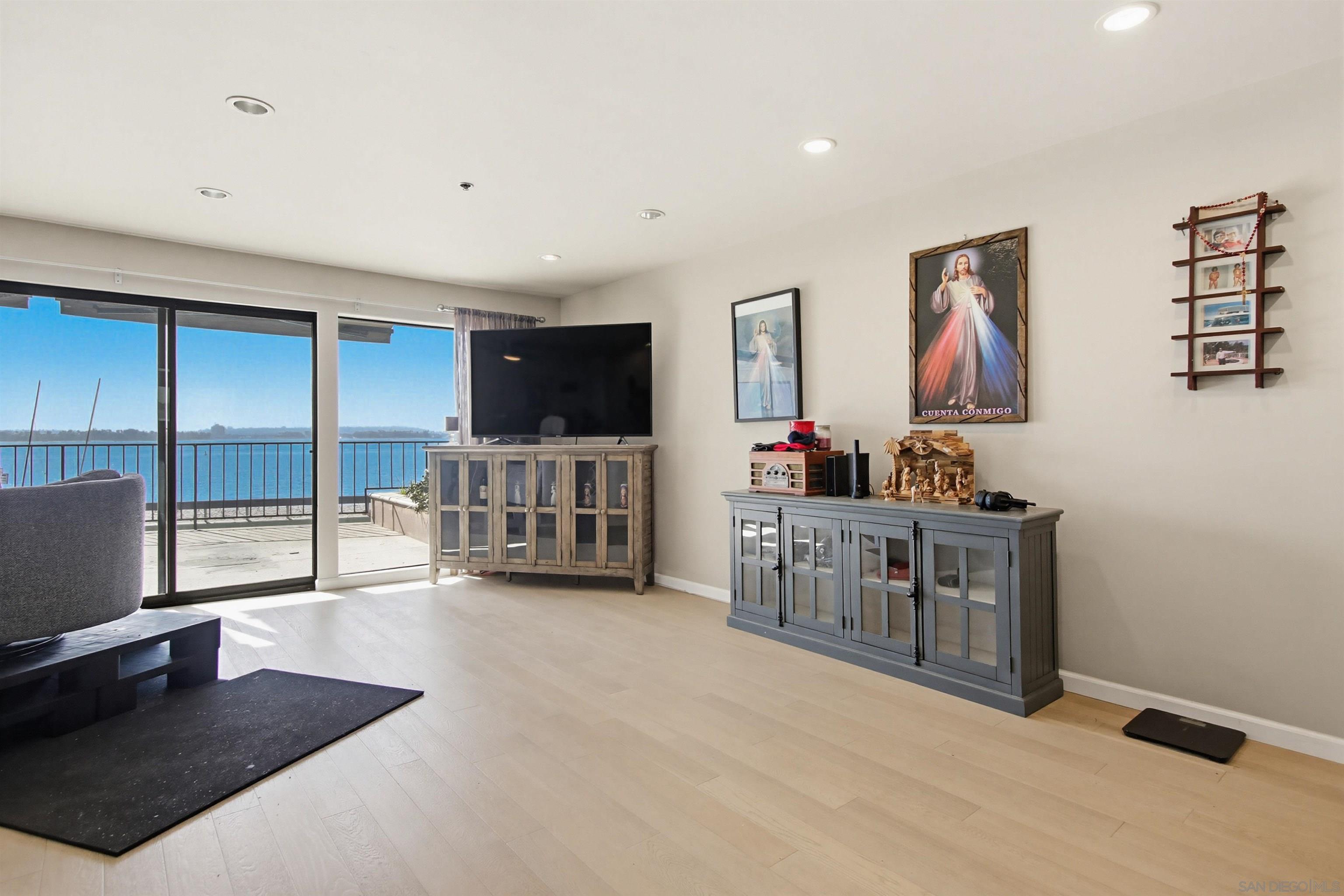 Detail Gallery Image 5 of 32 For 1235  Parker Pl  1f,  San Diego,  CA 92109 - 2 Beds | 2 Baths