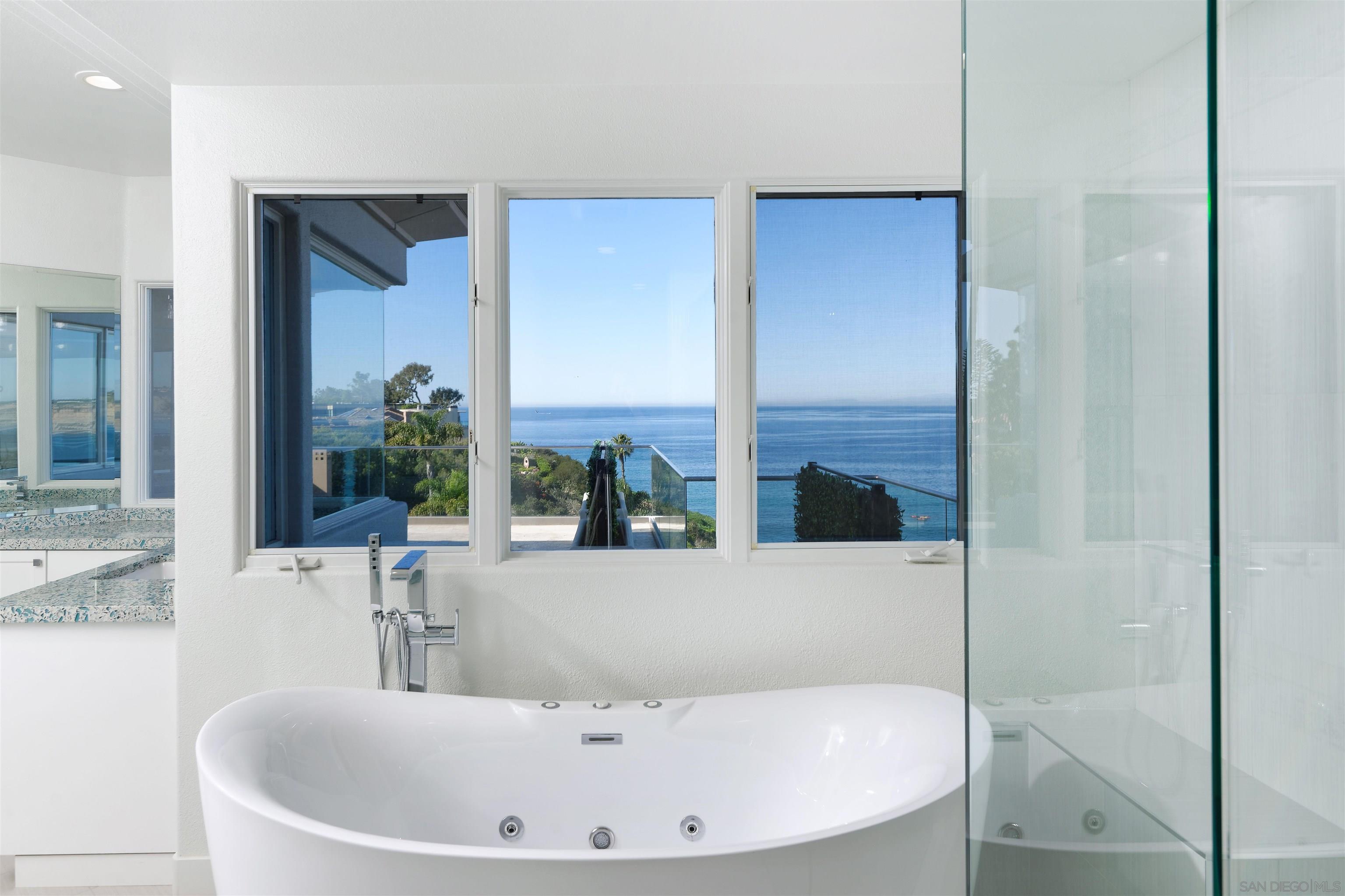 Detail Gallery Image 15 of 32 For 7825  Prospect Pl, La Jolla,  CA 92037 - 4 Beds | 4/2 Baths