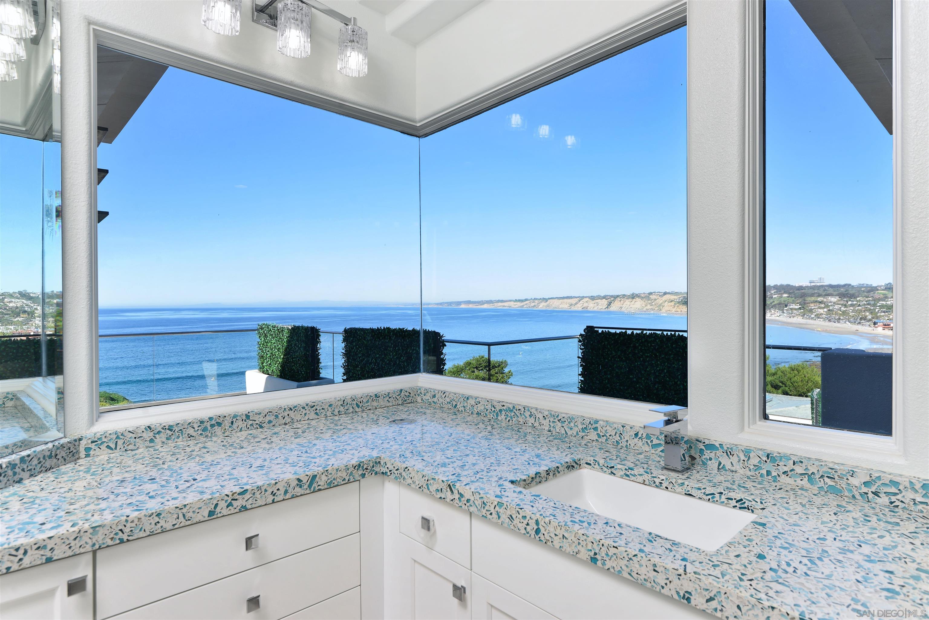 Detail Gallery Image 16 of 32 For 7825  Prospect Pl, La Jolla,  CA 92037 - 4 Beds | 4/2 Baths
