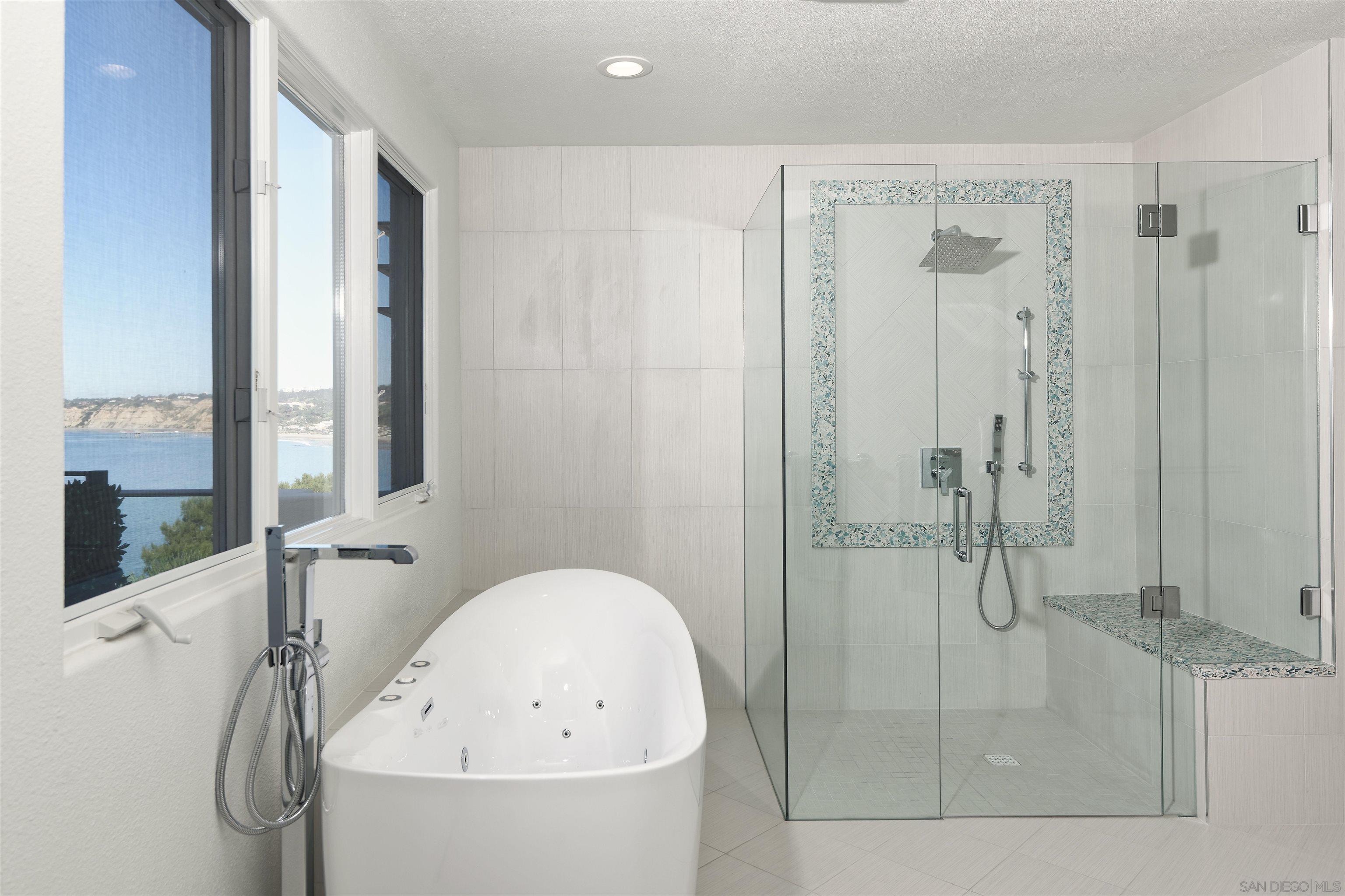 Detail Gallery Image 17 of 32 For 7825  Prospect Pl, La Jolla,  CA 92037 - 4 Beds | 4/2 Baths