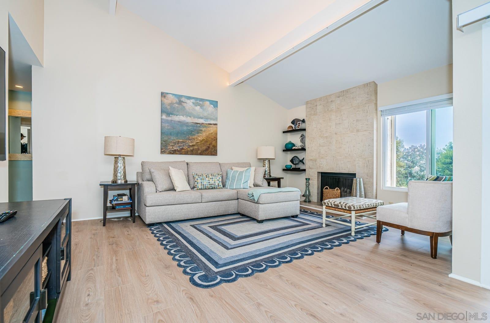 Detail Gallery Image 2 of 28 For 901  Caminito Madrigal  E, Carlsbad,  CA 92011 - 2 Beds | 2 Baths