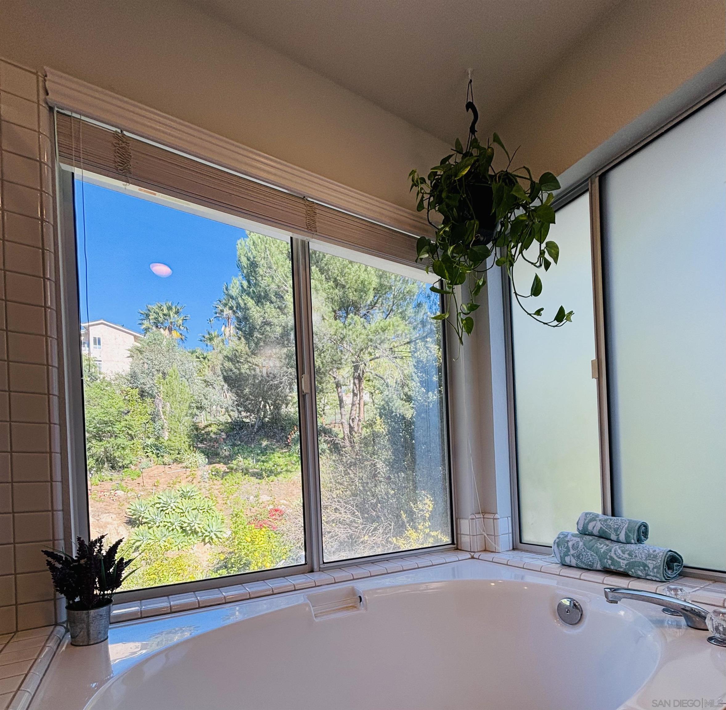 Detail Gallery Image 13 of 25 For 2114  Laura Drive, Escondido,  CA 92027 - 4 Beds | 3 Baths