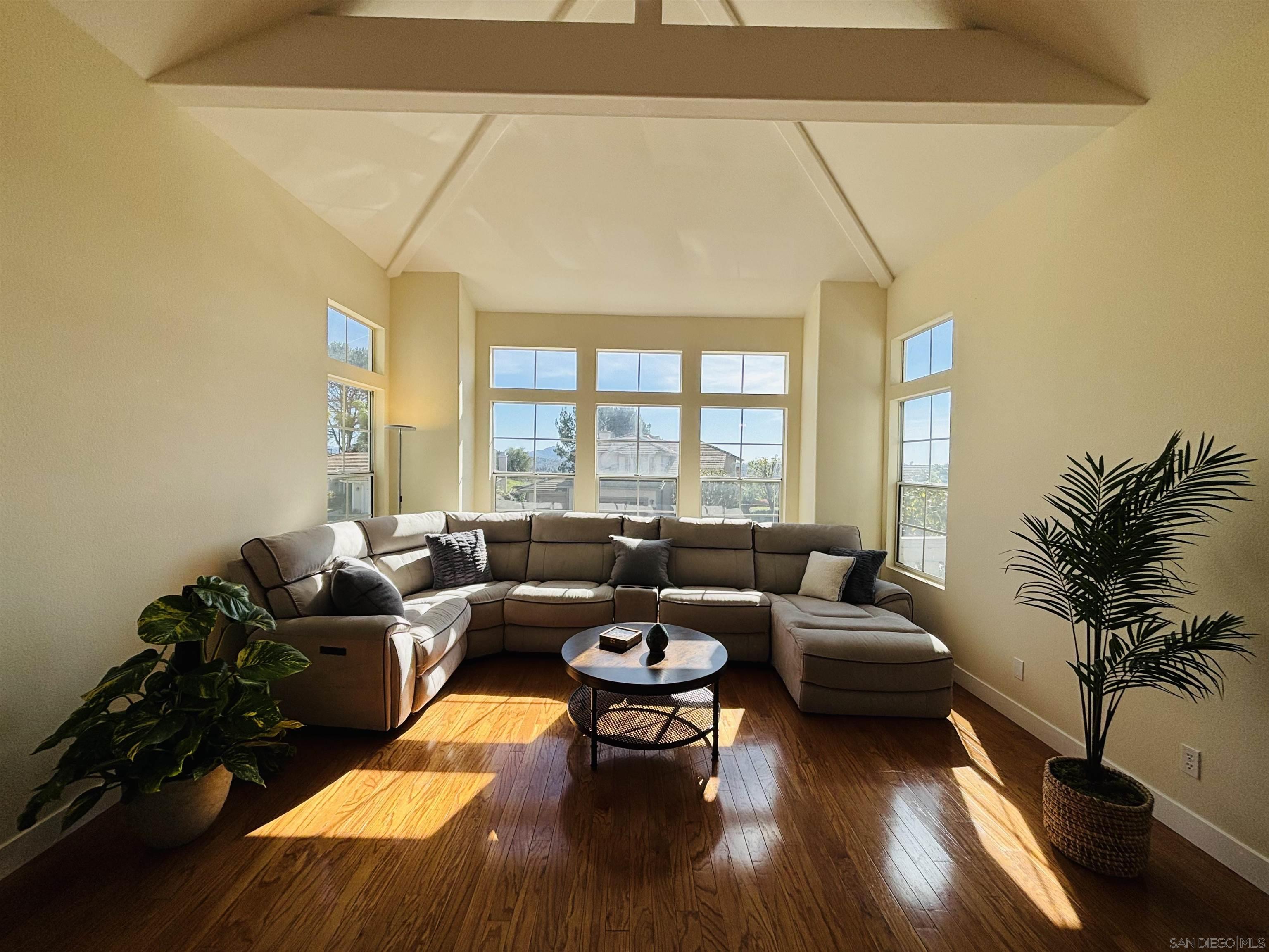 Detail Gallery Image 3 of 25 For 2114  Laura Drive, Escondido,  CA 92027 - 4 Beds | 3 Baths