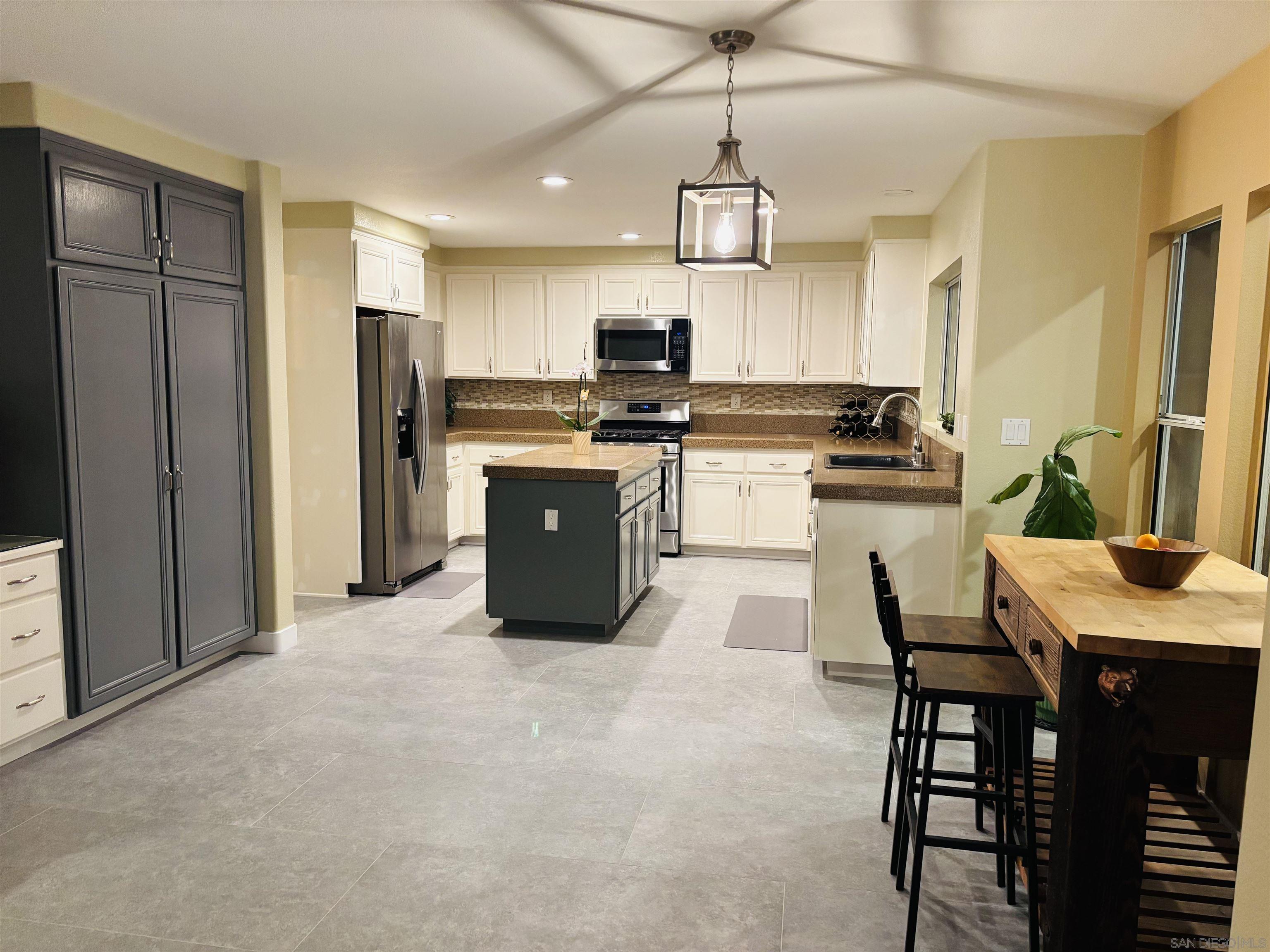 Detail Gallery Image 6 of 25 For 2114  Laura Drive, Escondido,  CA 92027 - 4 Beds | 3 Baths