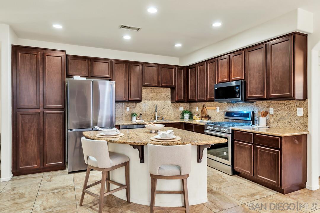 Detail Gallery Image 3 of 68 For 1738  Barbour Ave., Chula Vista,  CA 91913 - 5 Beds | 3/1 Baths