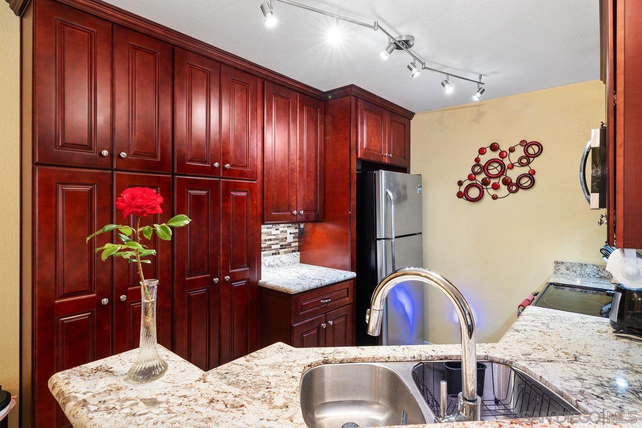 Detail Gallery Image 2 of 27 For 7263  Camino Degrazia  #33,  San Diego,  CA 92111 - 2 Beds | 2 Baths