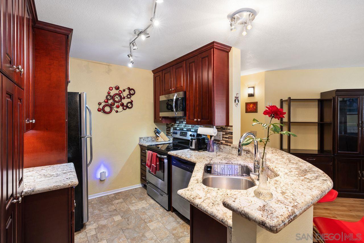 Detail Gallery Image 3 of 27 For 7263  Camino Degrazia  #33,  San Diego,  CA 92111 - 2 Beds | 2 Baths