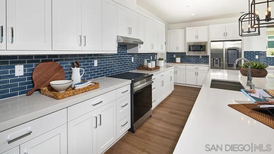 Detail Gallery Image 3 of 26 For 130  Mellano Way, Oceanside,  CA 92057 - 4 Beds | 4 Baths