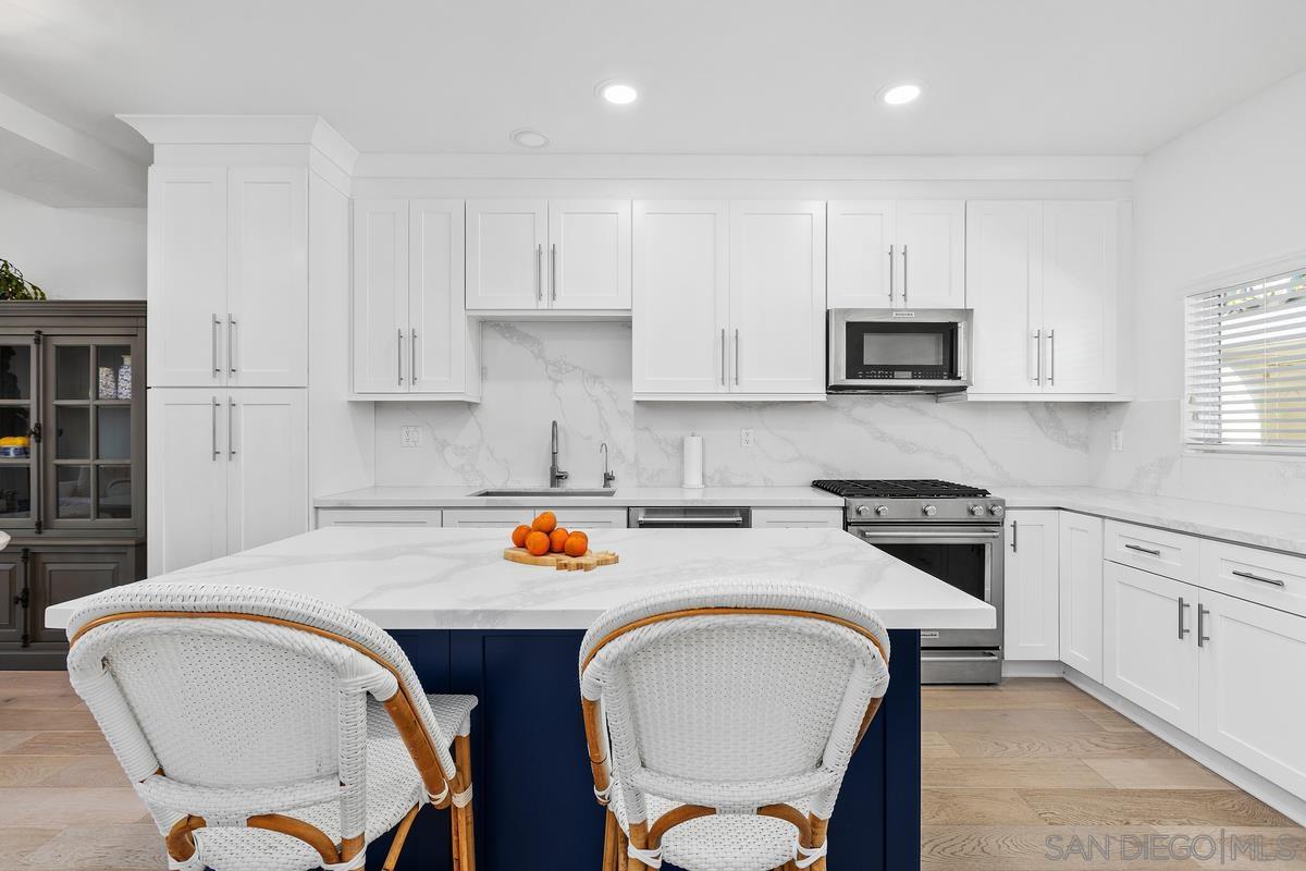 Detail Gallery Image 3 of 44 For 401 N Coast Hwy  #210,  Oceanside,  CA 92054 - 3 Beds | 3 Baths