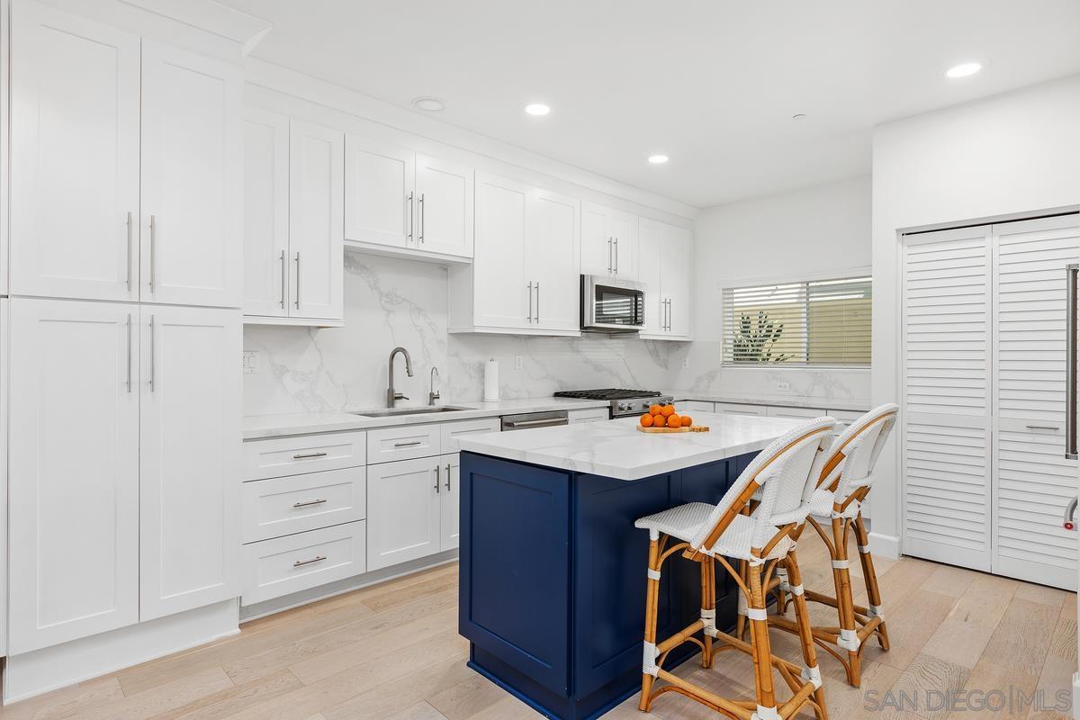 Detail Gallery Image 5 of 44 For 401 N Coast Hwy  #210,  Oceanside,  CA 92054 - 3 Beds | 3 Baths