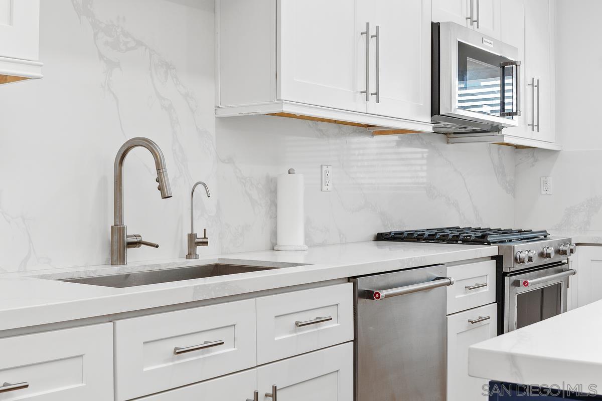 Detail Gallery Image 6 of 44 For 401 N Coast Hwy  #210,  Oceanside,  CA 92054 - 3 Beds | 3 Baths