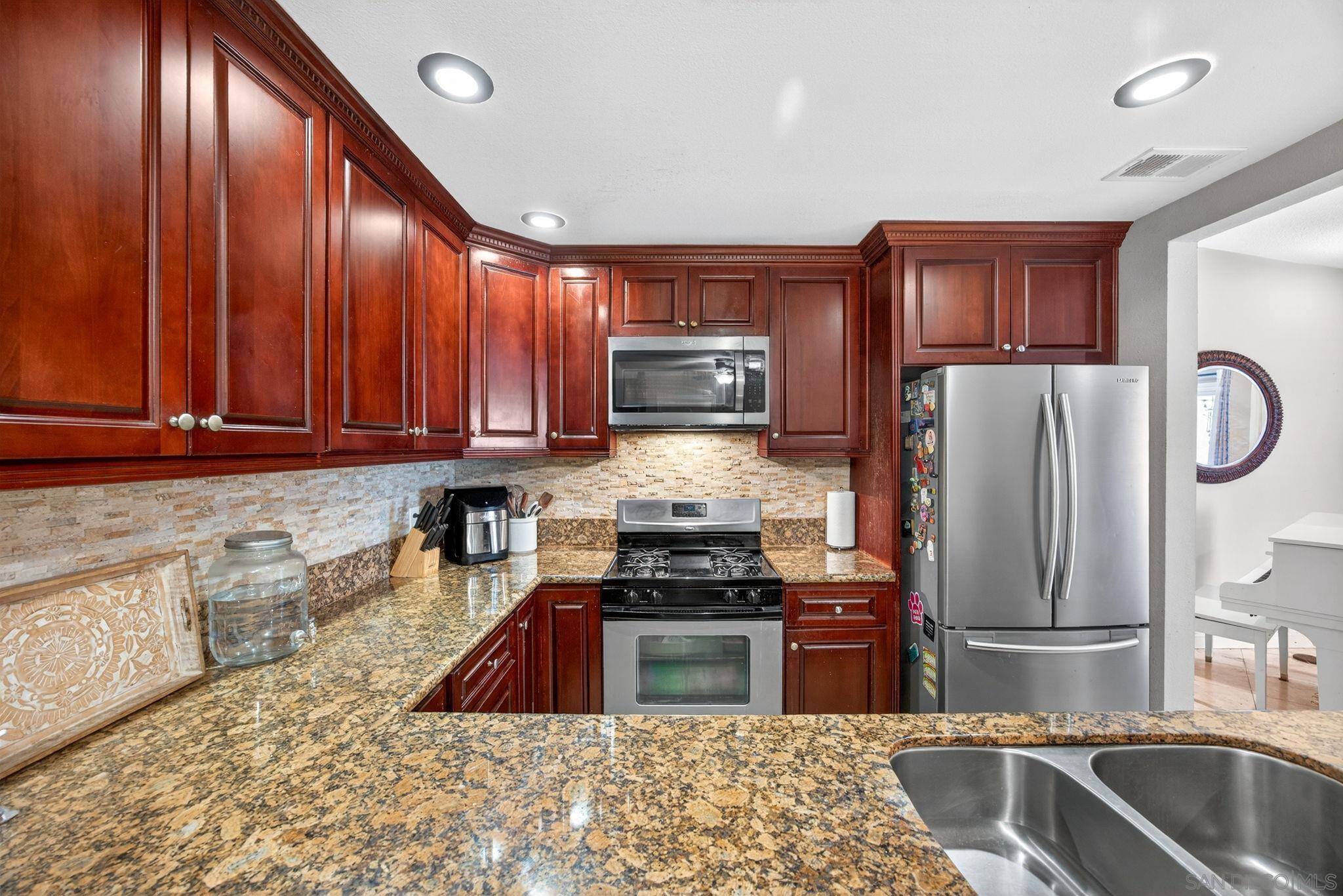 Detail Gallery Image 11 of 46 For 4743  Maclura Street, Oceanside,  CA 92057 - 3 Beds | 2 Baths