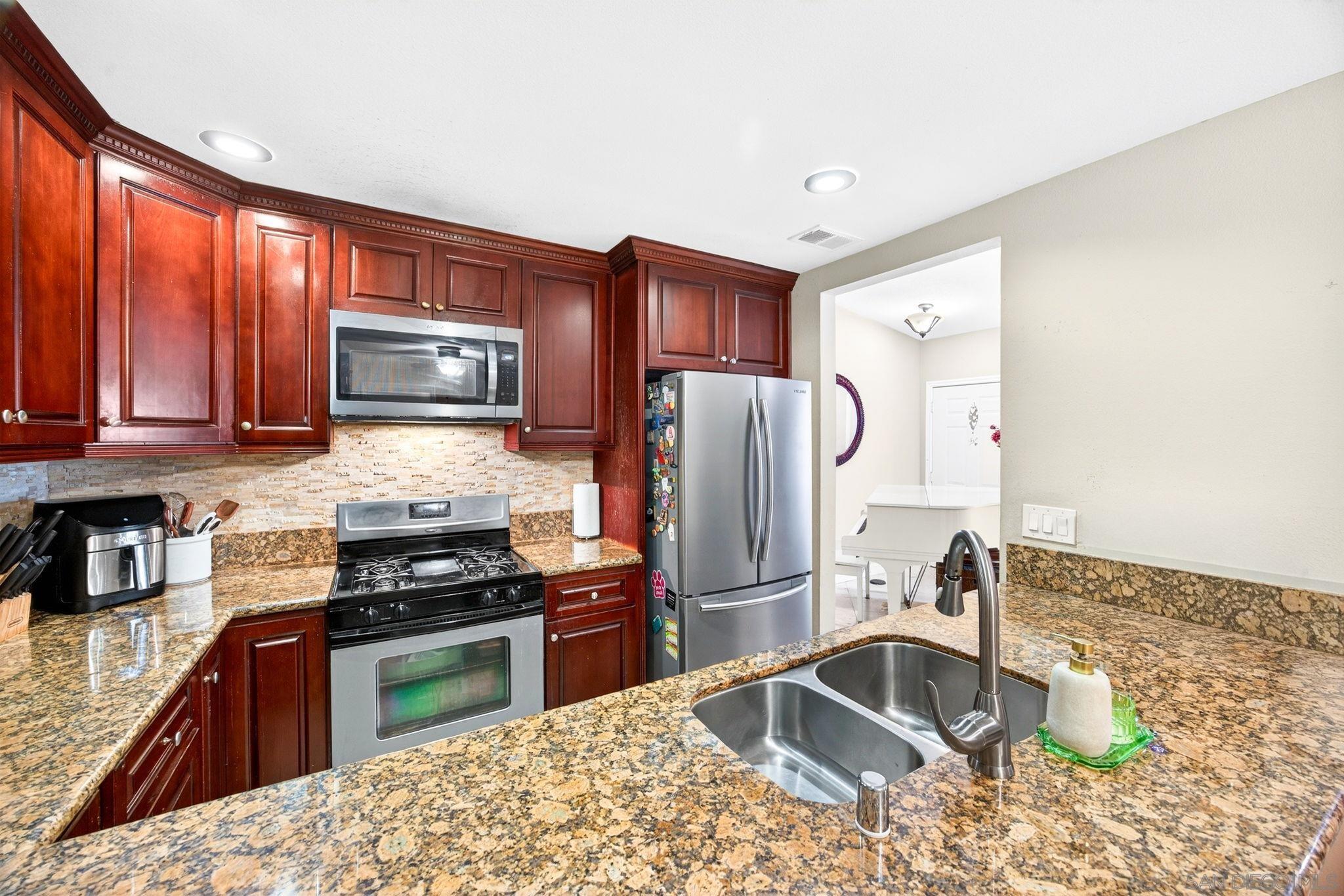 Detail Gallery Image 12 of 46 For 4743  Maclura Street, Oceanside,  CA 92057 - 3 Beds | 2 Baths