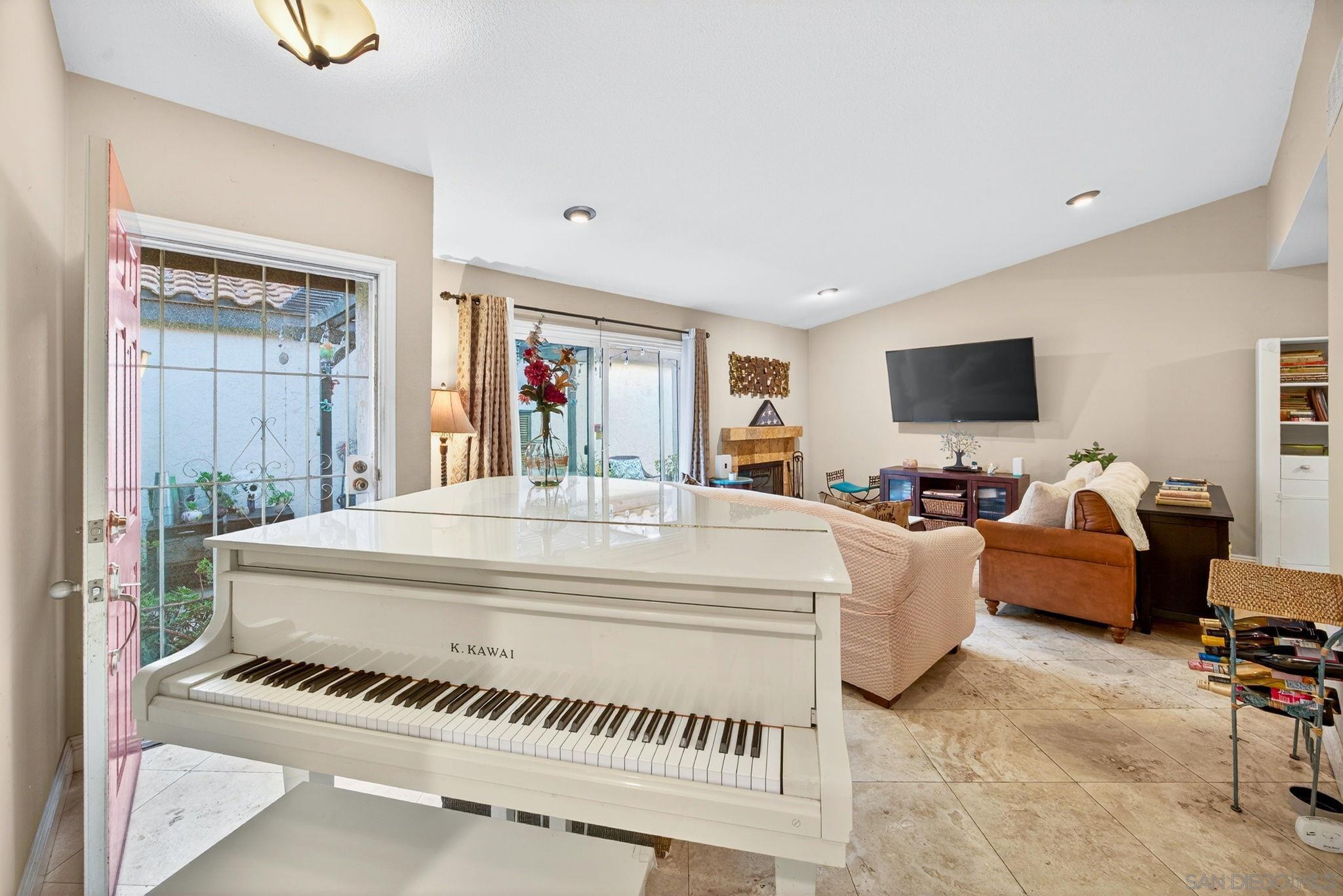 Detail Gallery Image 8 of 46 For 4743  Maclura Street, Oceanside,  CA 92057 - 3 Beds | 2 Baths