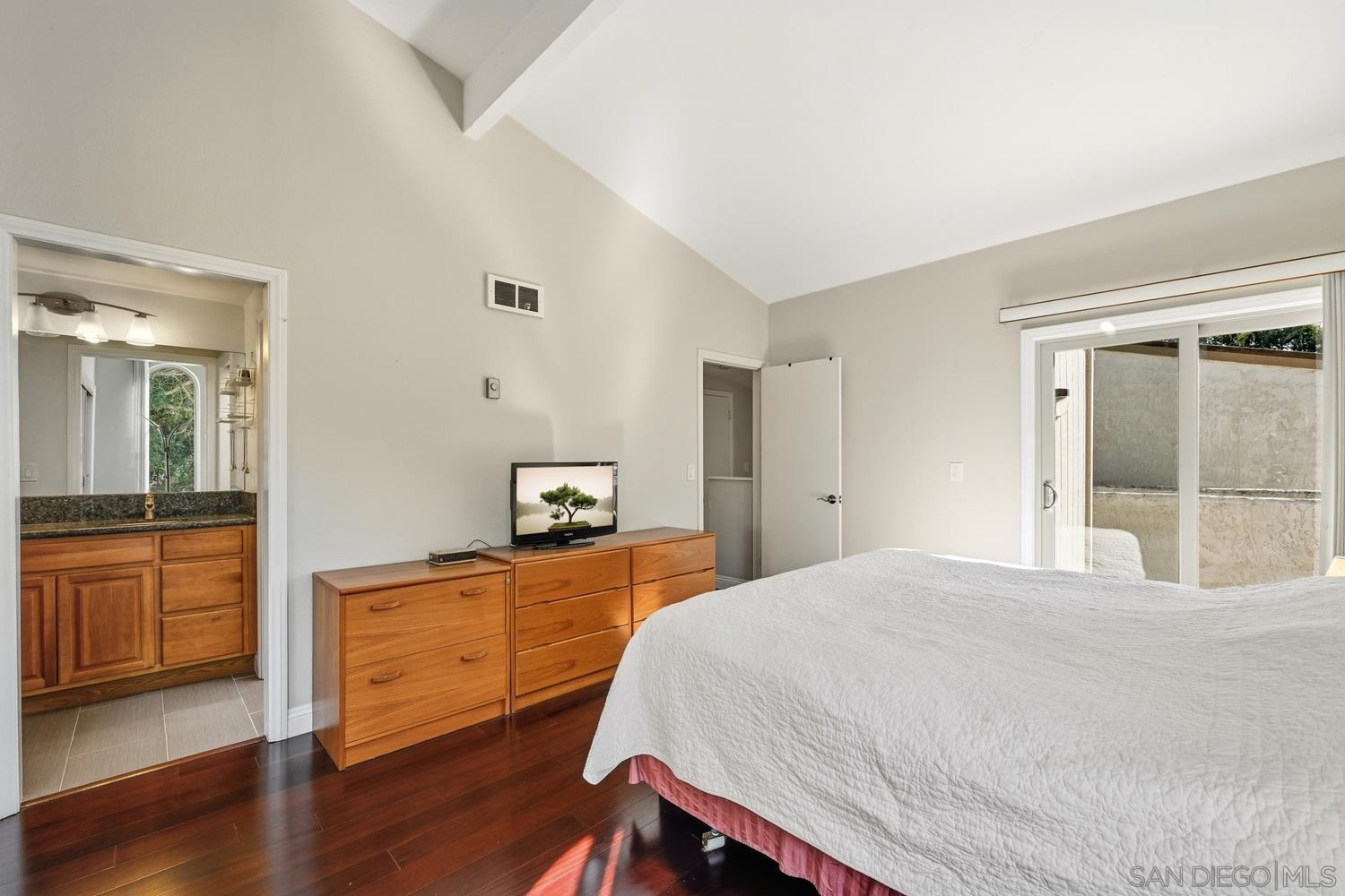 Detail Gallery Image 11 of 32 For 8745  Caminito Sueno, La Jolla,  CA 92037 - 3 Beds | 2/1 Baths