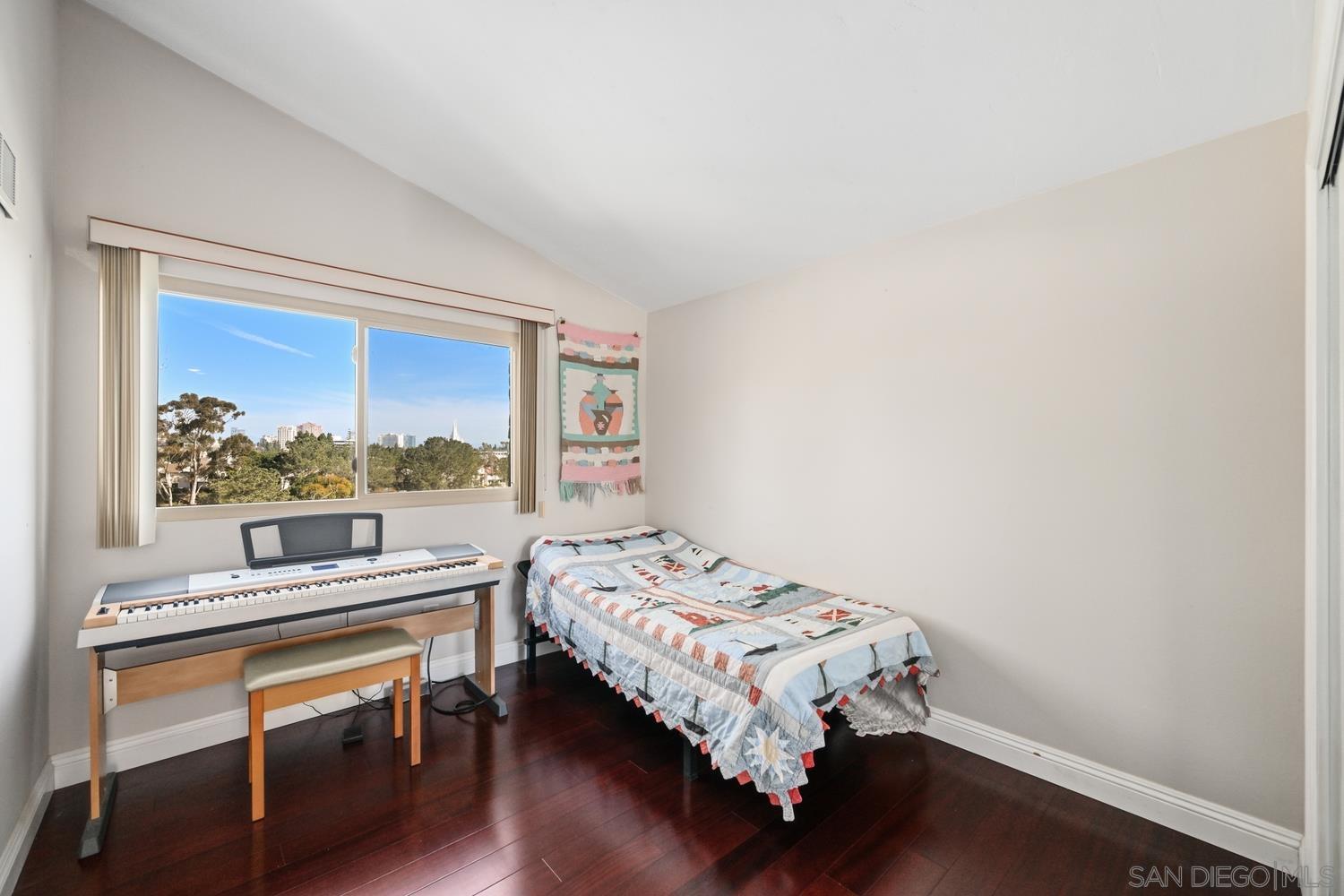 Detail Gallery Image 15 of 32 For 8745  Caminito Sueno, La Jolla,  CA 92037 - 3 Beds | 2/1 Baths