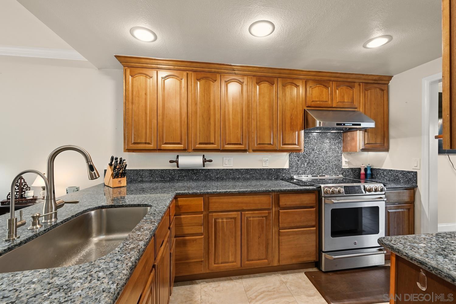 Detail Gallery Image 6 of 32 For 8745  Caminito Sueno, La Jolla,  CA 92037 - 3 Beds | 2/1 Baths