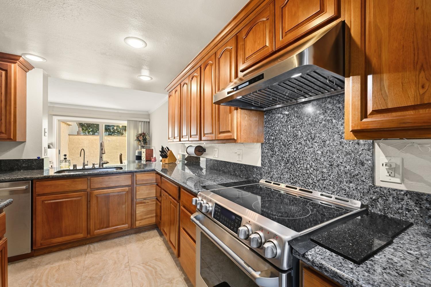 Detail Gallery Image 7 of 32 For 8745  Caminito Sueno, La Jolla,  CA 92037 - 3 Beds | 2/1 Baths