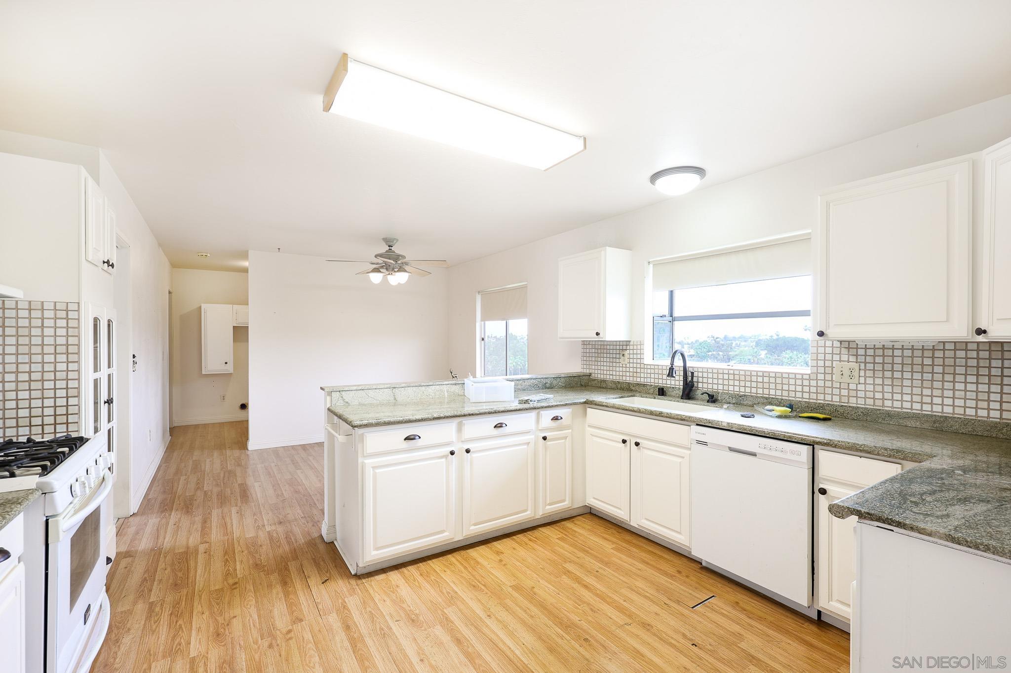 Detail Gallery Image 14 of 57 For 221  Colina Ter, Vista,  CA 92084 - 3 Beds | 2/1 Baths