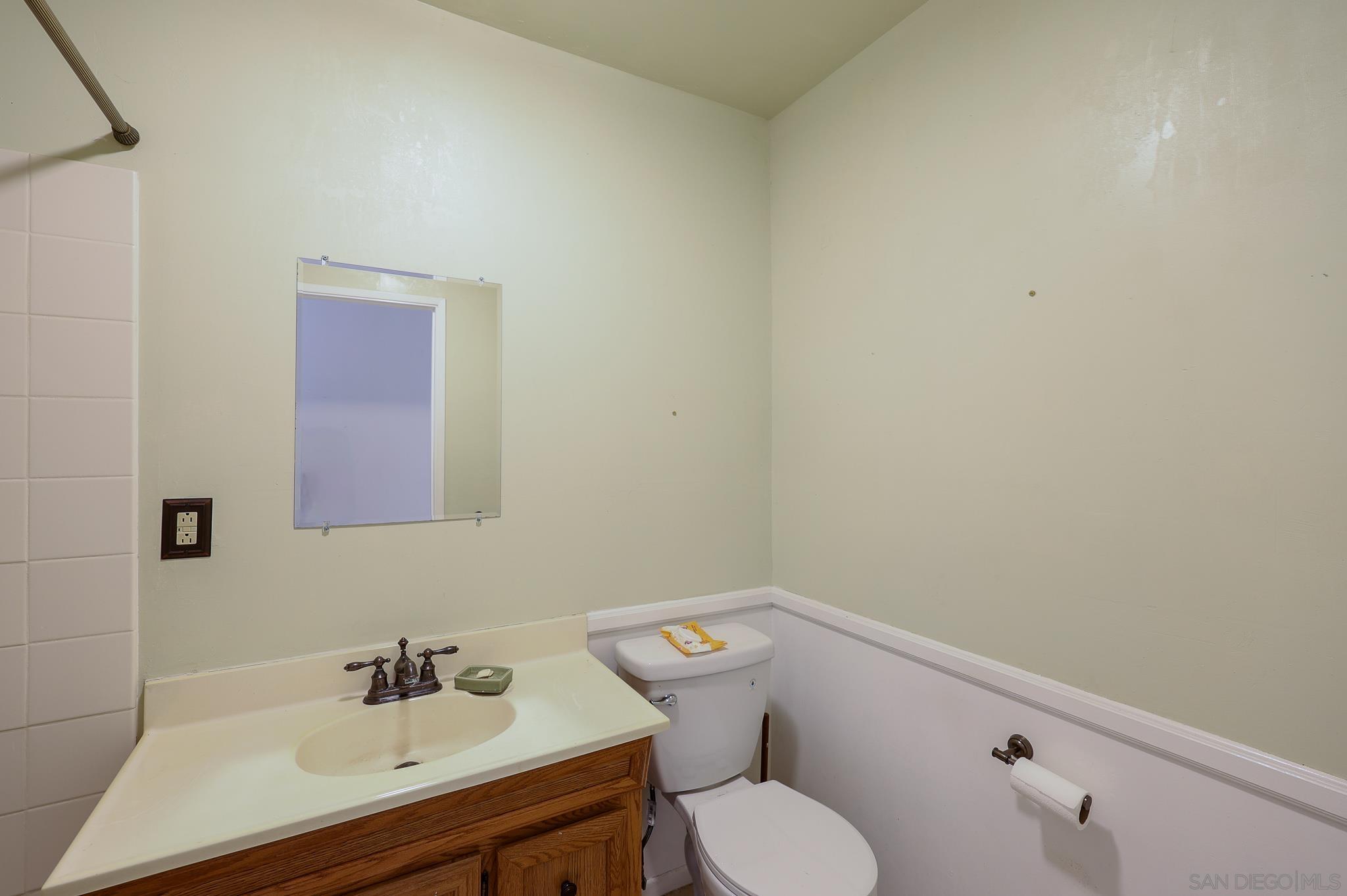 Detail Gallery Image 34 of 57 For 221  Colina Ter, Vista,  CA 92084 - 3 Beds | 2/1 Baths