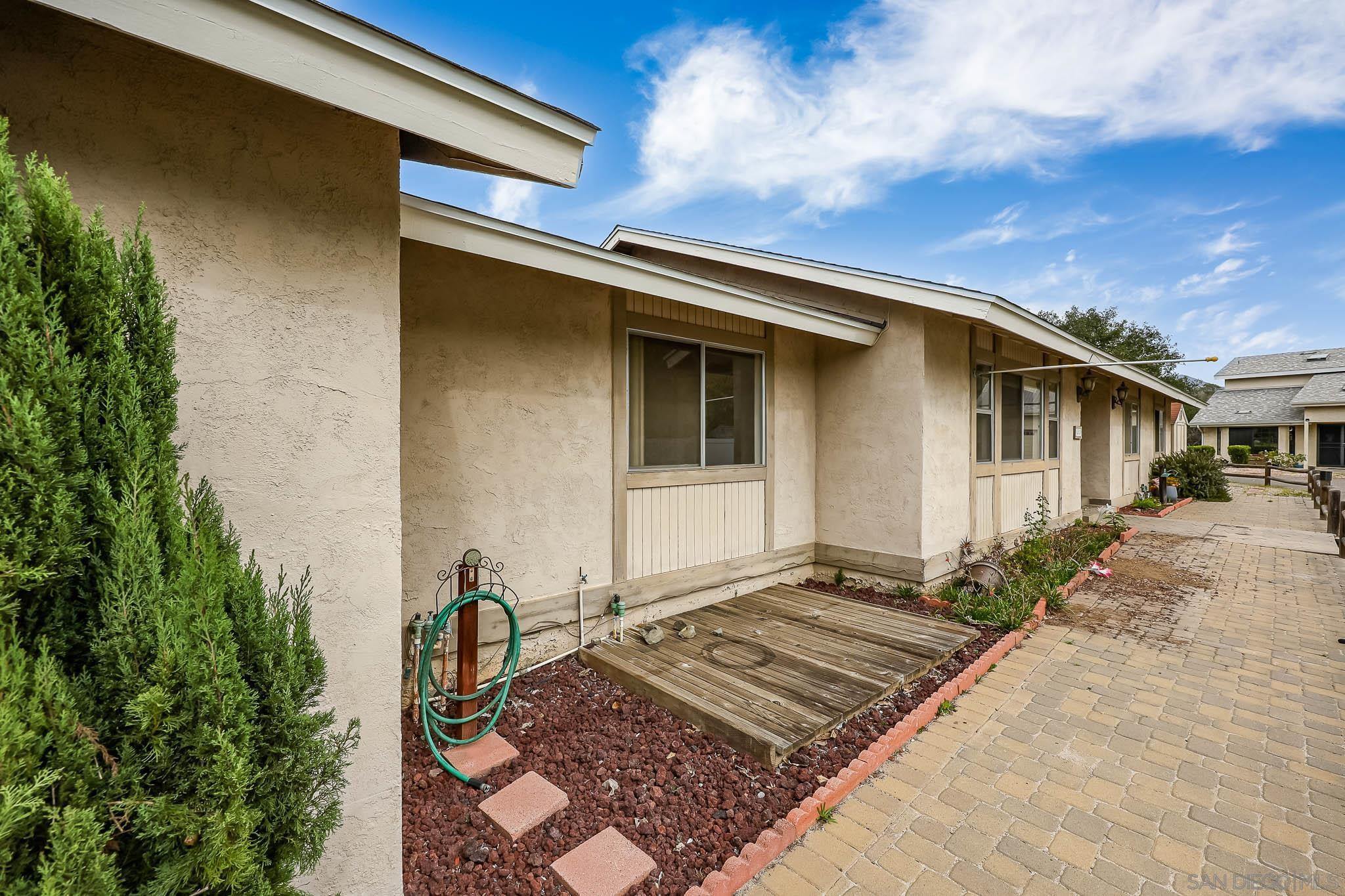 Detail Gallery Image 7 of 57 For 221  Colina Ter, Vista,  CA 92084 - 3 Beds | 2/1 Baths