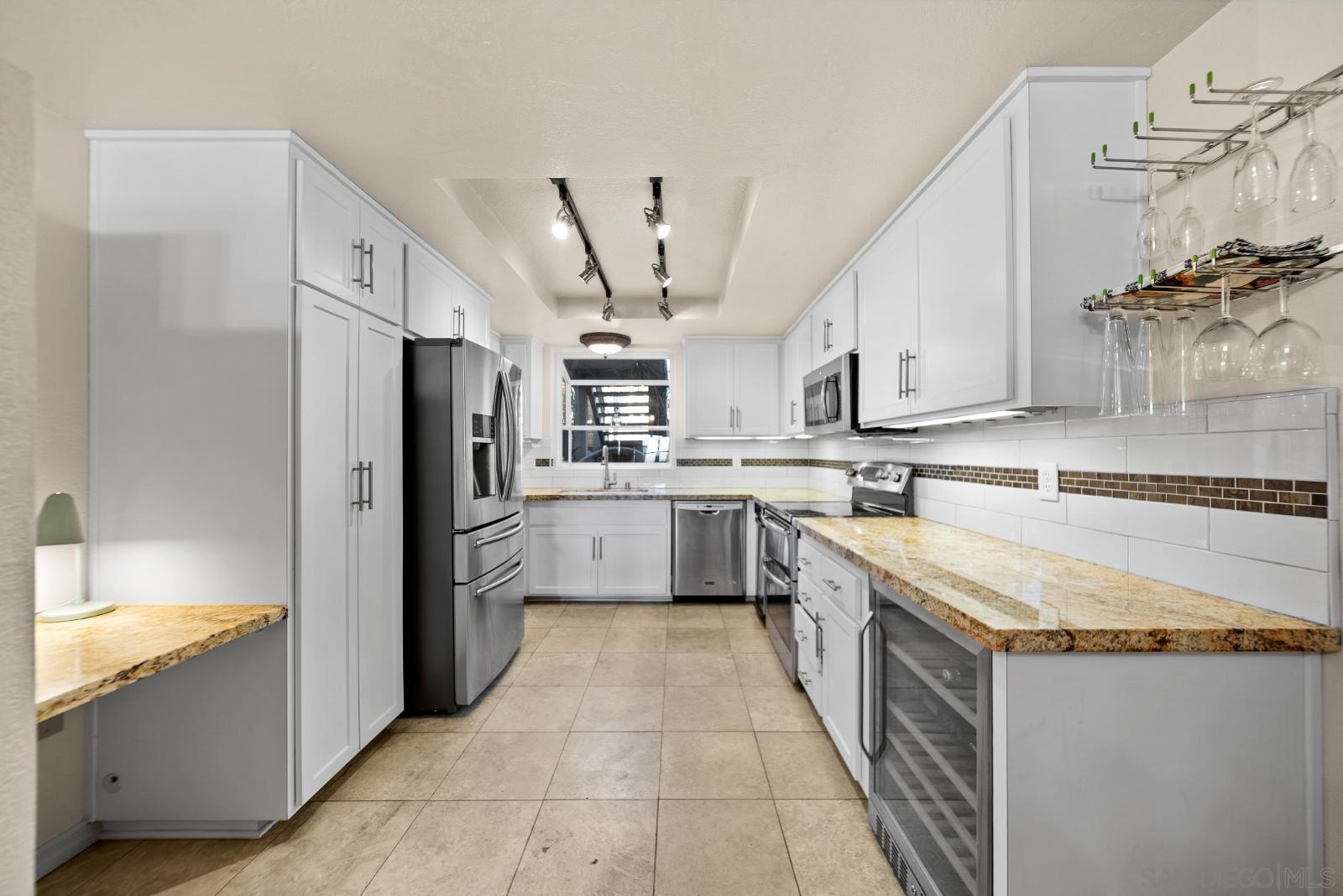 Detail Gallery Image 3 of 34 For 1806  Mckee St  #A2,  San Diego,  CA 92110 - 2 Beds | 2/1 Baths