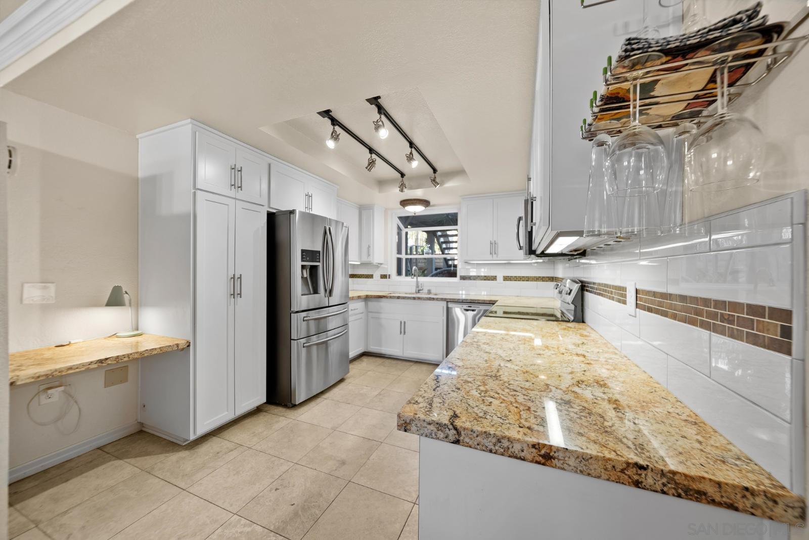 Detail Gallery Image 4 of 34 For 1806  Mckee St  #A2,  San Diego,  CA 92110 - 2 Beds | 2/1 Baths