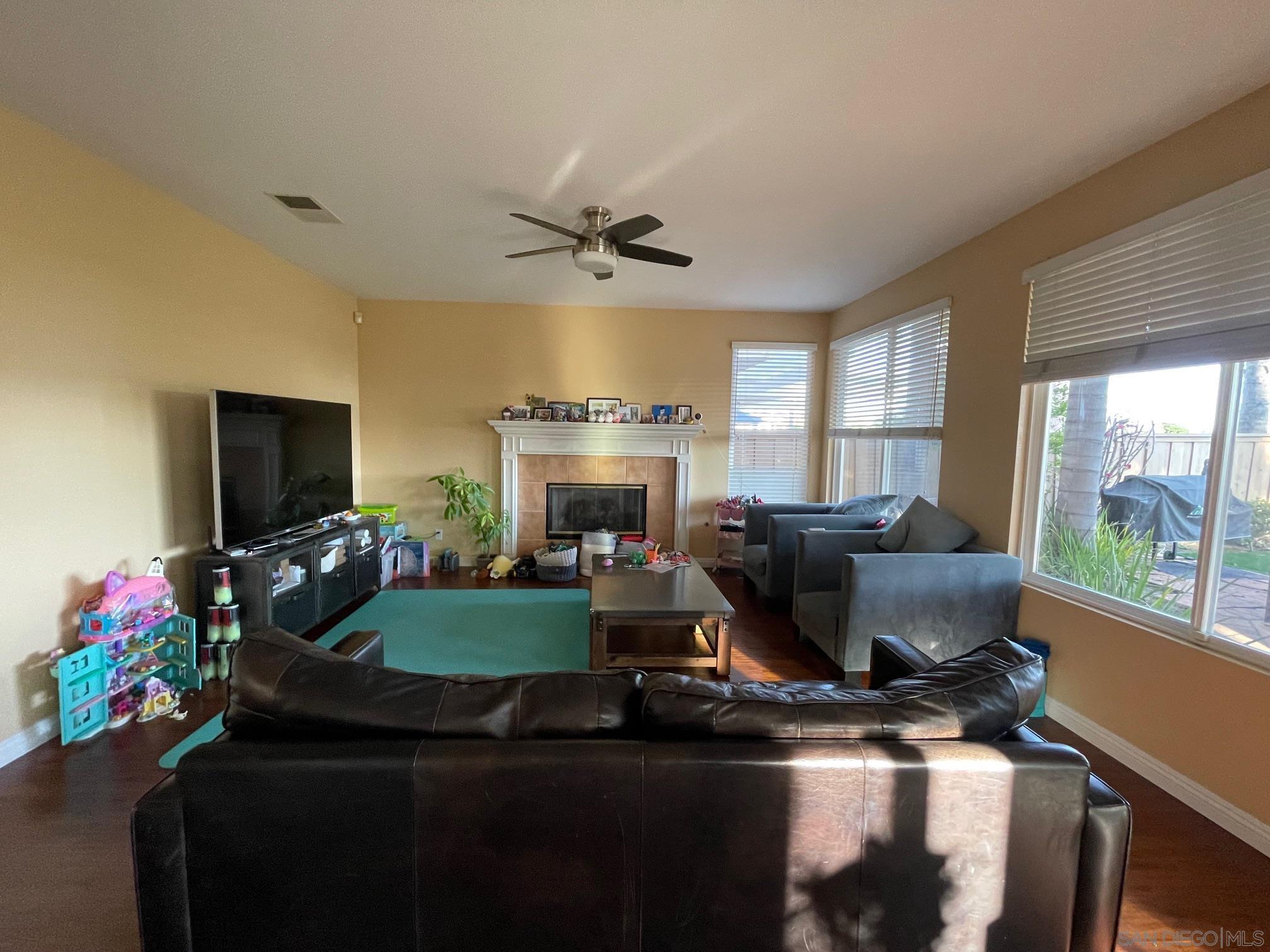 Detail Gallery Image 3 of 10 For 5275  Vallery Ct, San Diego,  CA 92130 - 5 Beds | 3/1 Baths