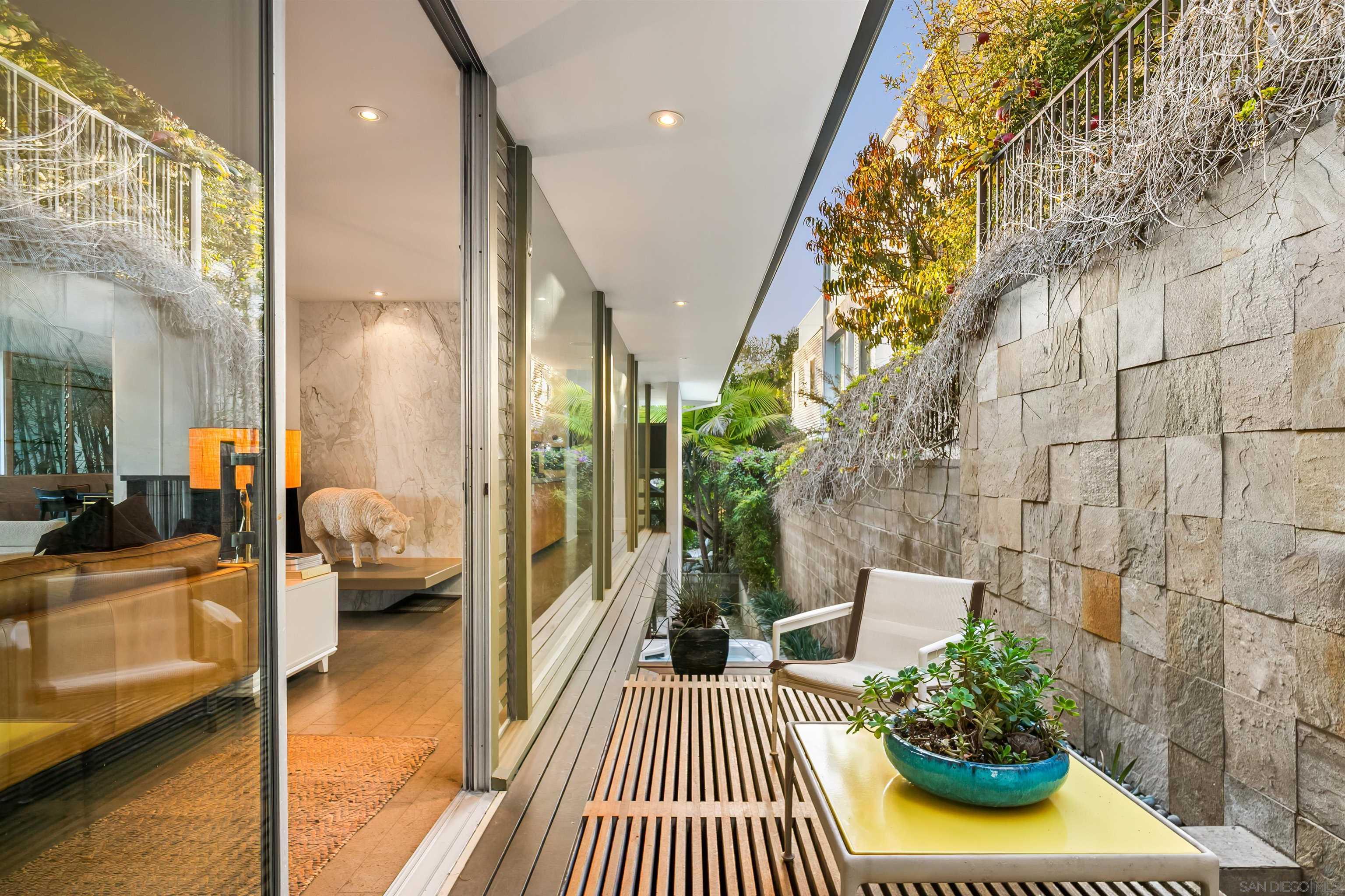 Detail Gallery Image 11 of 41 For 5622  Linda Rosa Ave, La Jolla,  CA 92037 - 3 Beds | 3 Baths