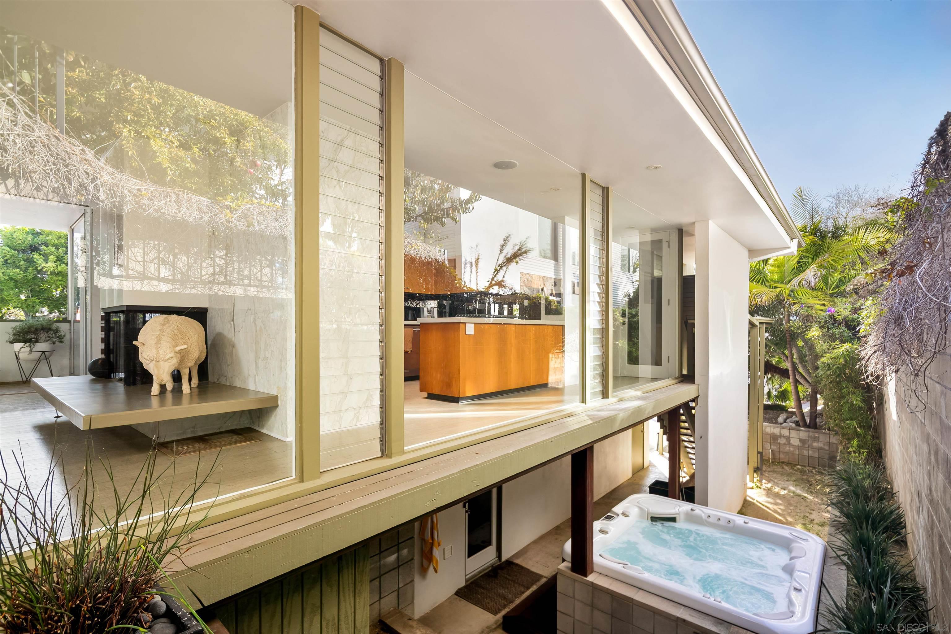 Detail Gallery Image 12 of 41 For 5622  Linda Rosa Ave, La Jolla,  CA 92037 - 3 Beds | 3 Baths