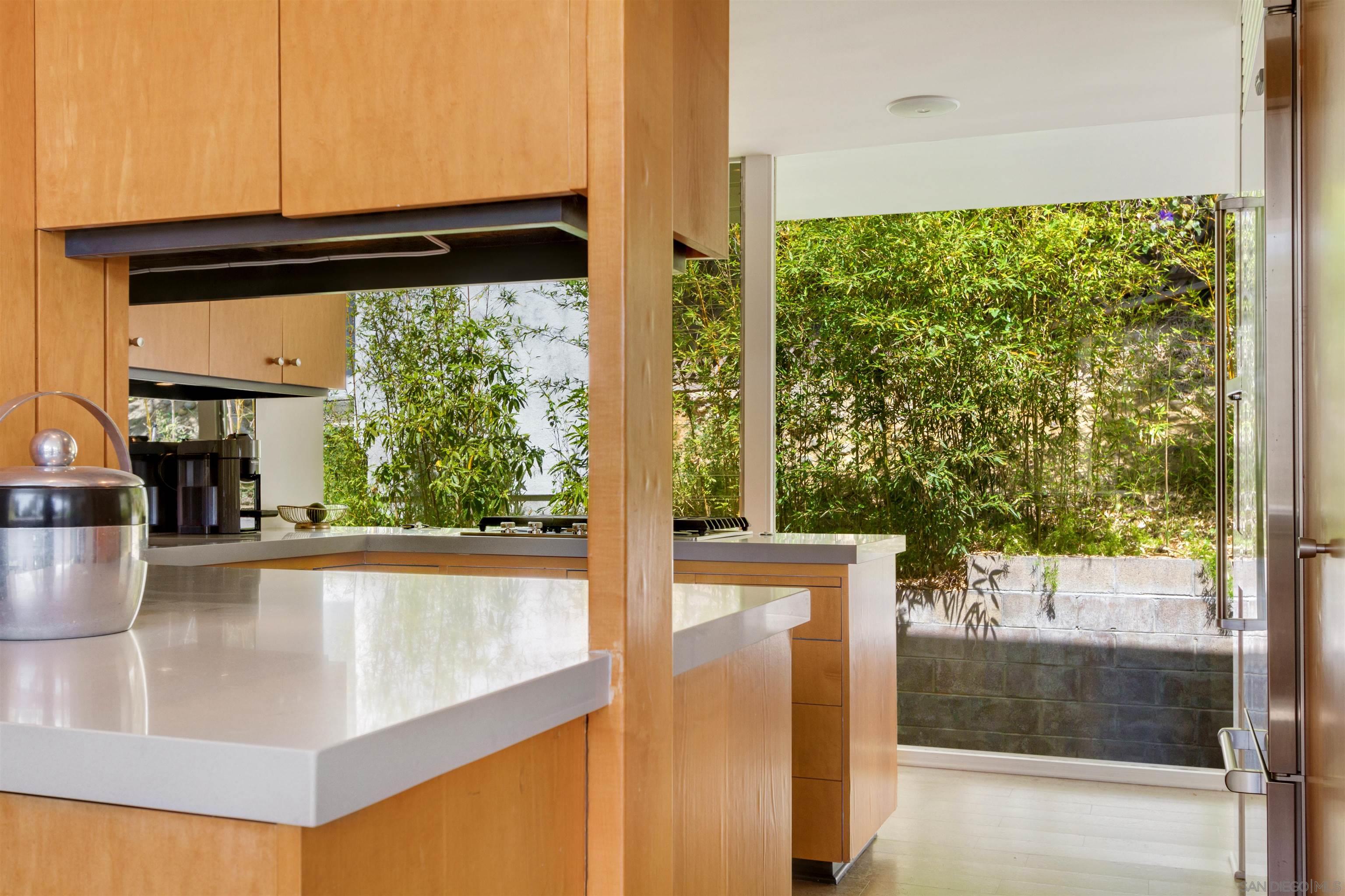 Detail Gallery Image 19 of 41 For 5622  Linda Rosa Ave, La Jolla,  CA 92037 - 3 Beds | 3 Baths