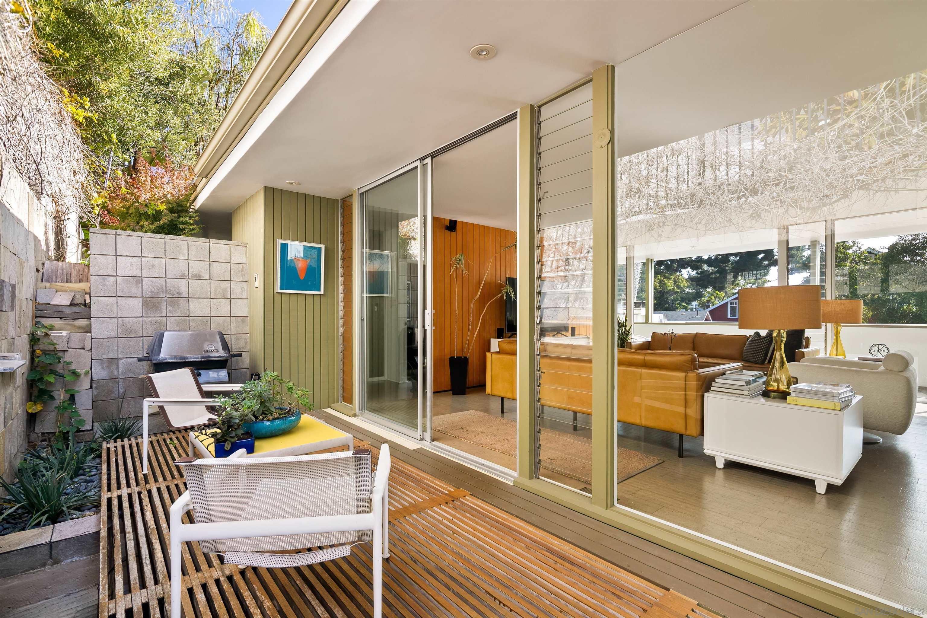 Detail Gallery Image 9 of 41 For 5622  Linda Rosa Ave, La Jolla,  CA 92037 - 3 Beds | 3 Baths