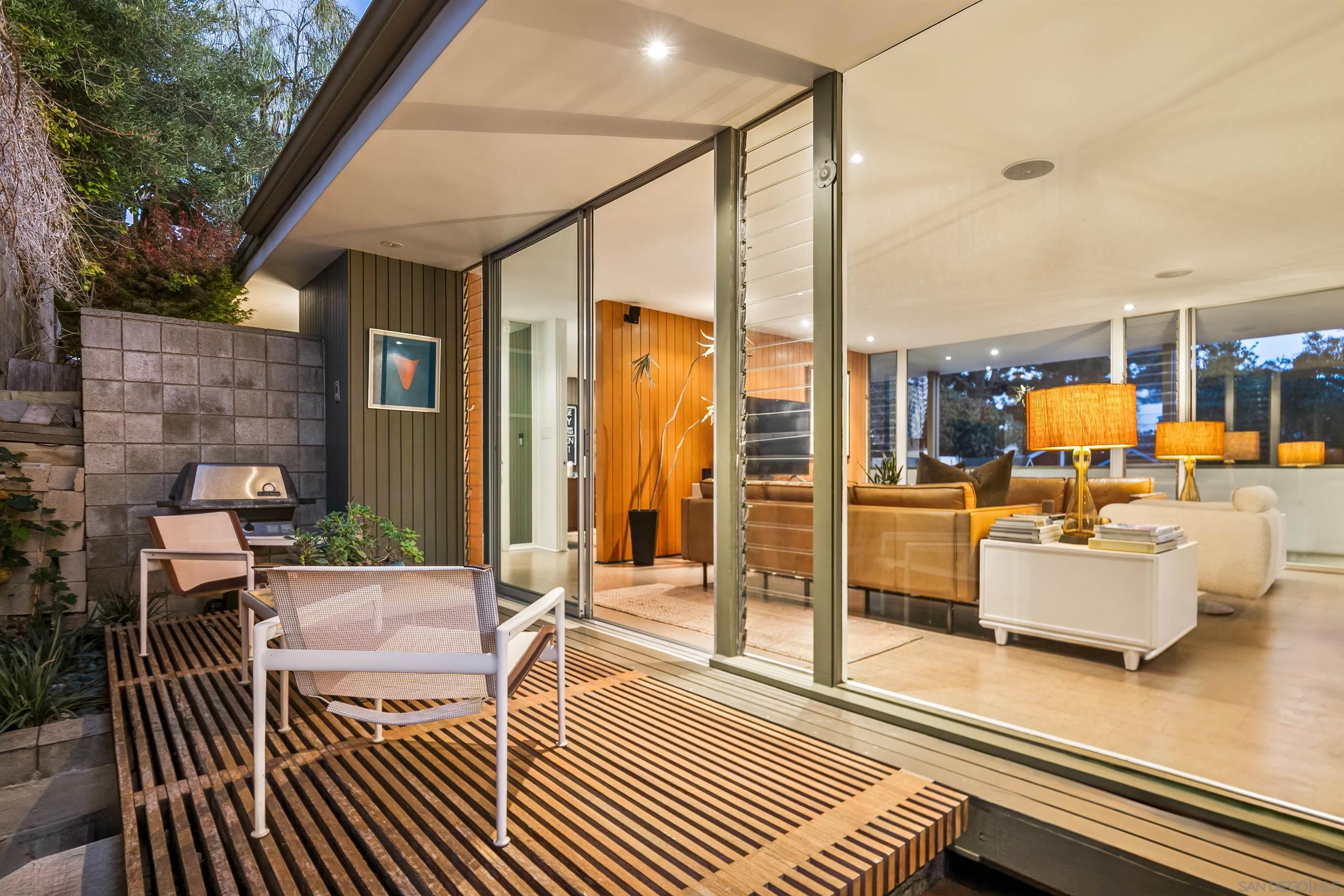 Detail Gallery Image 10 of 41 For 5622  Linda Rosa Ave, La Jolla,  CA 92037 - 3 Beds | 3 Baths